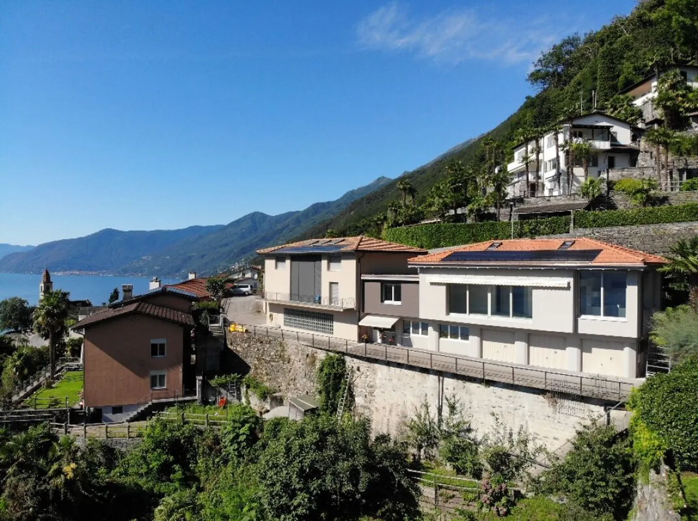 Semi-detached villa with 4 ½ and 2-room apartments and single-family house with 4.5 rooms with stunning lake view - Photo 1 of 13