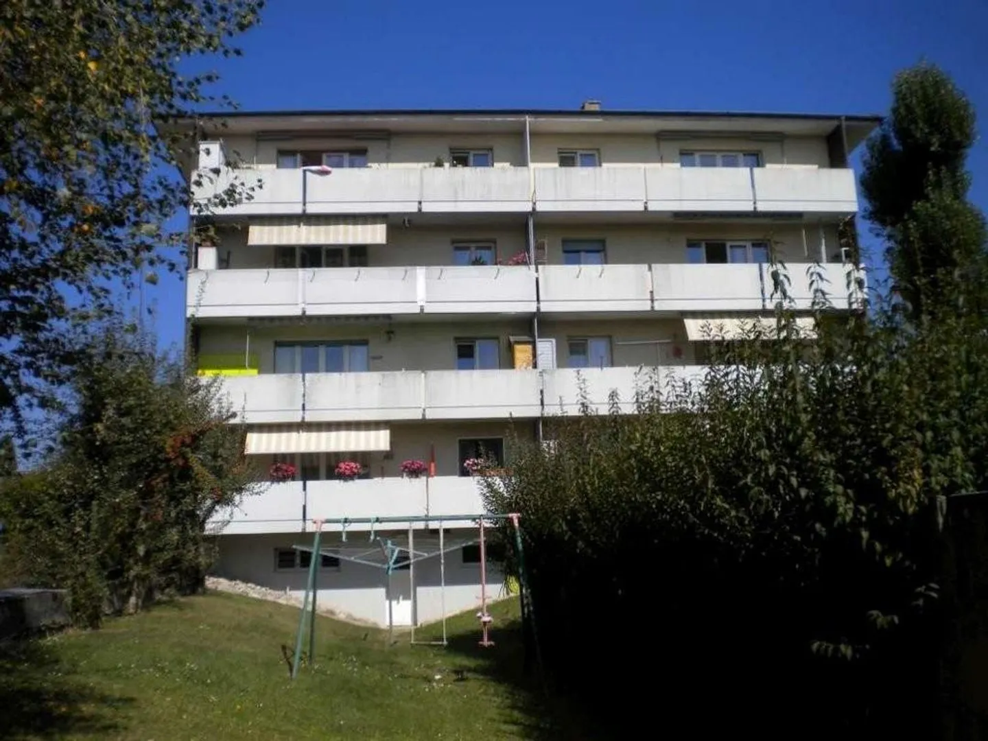Places de parc extérieures idéales - Photo 1 sur 2