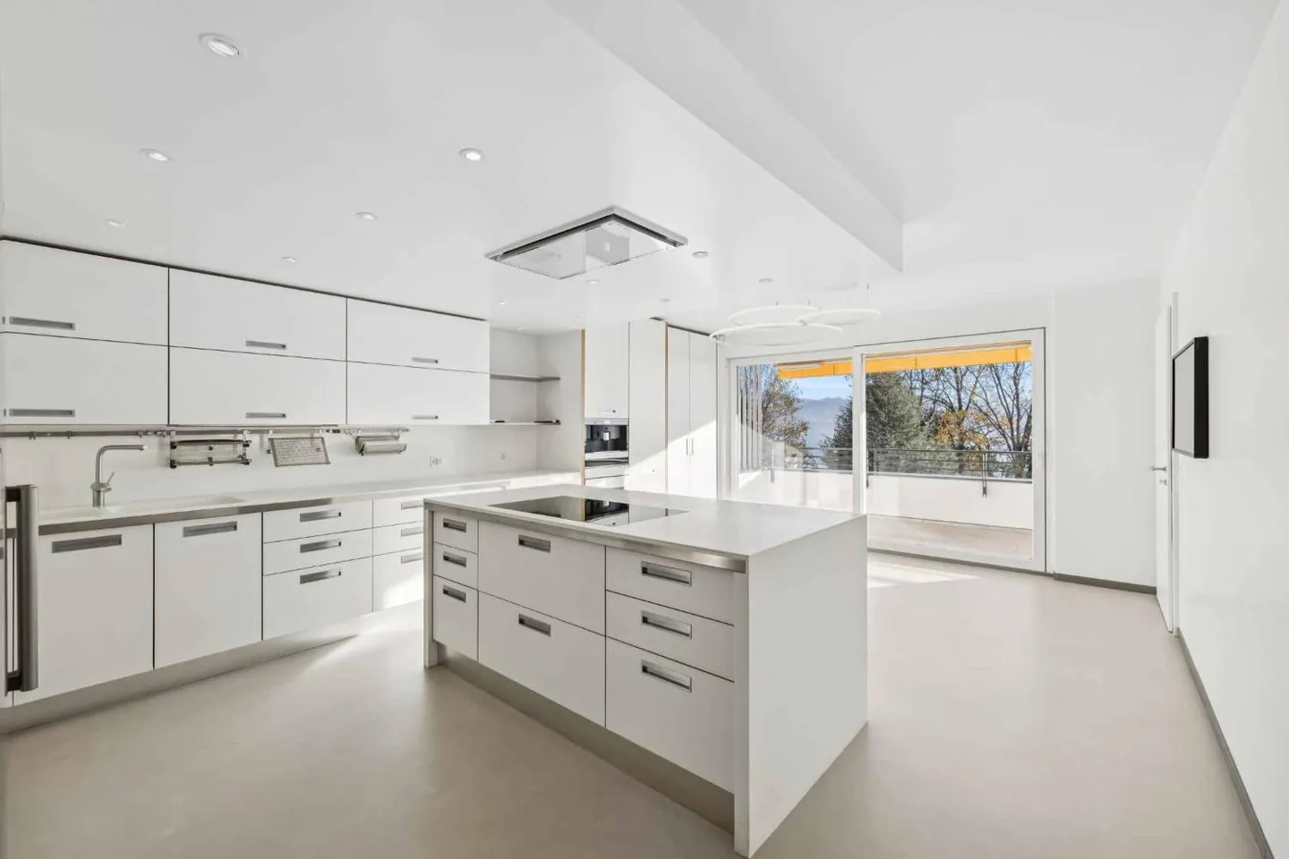 Extraordinary penthouse with breathtaking lake view - Photo 4 of 12