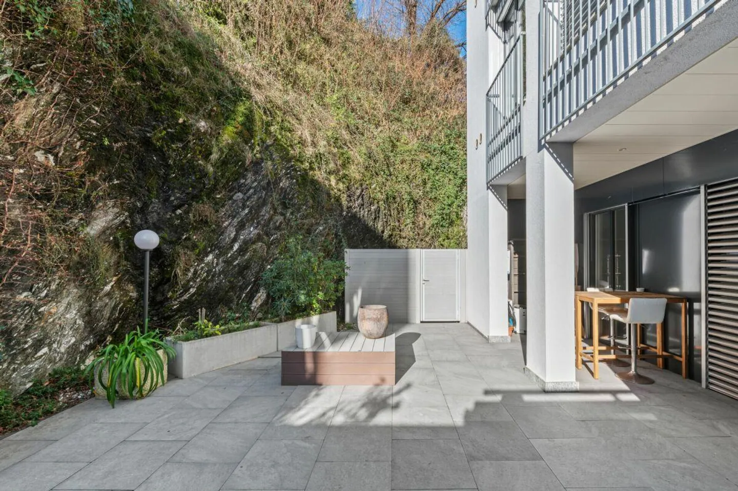 Comfort and Style, Apartment with 60 m² Terrace in the City - Photo 2 of 12