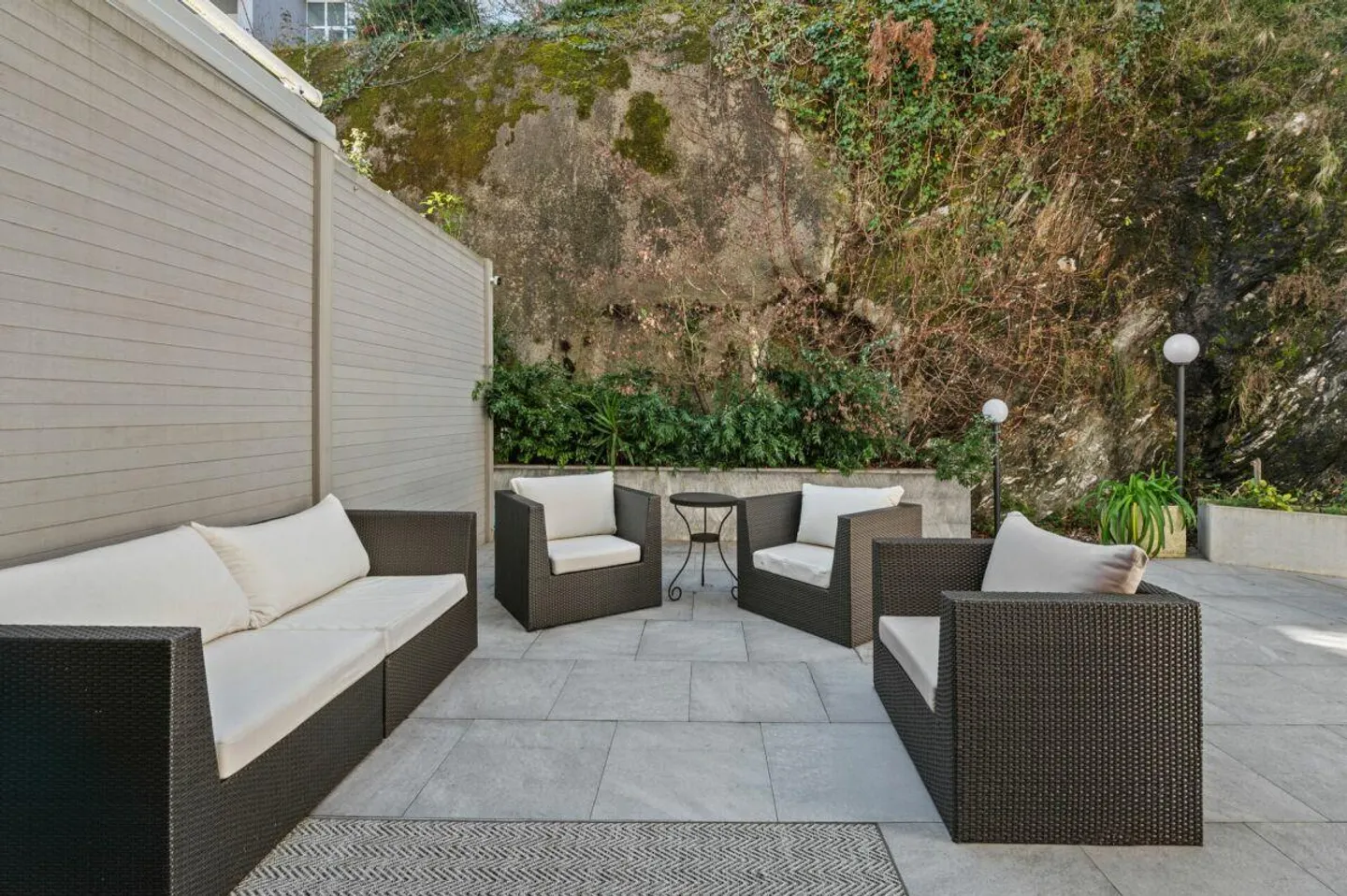 Comfort and Style, Apartment with 60 m² Terrace in the City - Photo 3 of 12