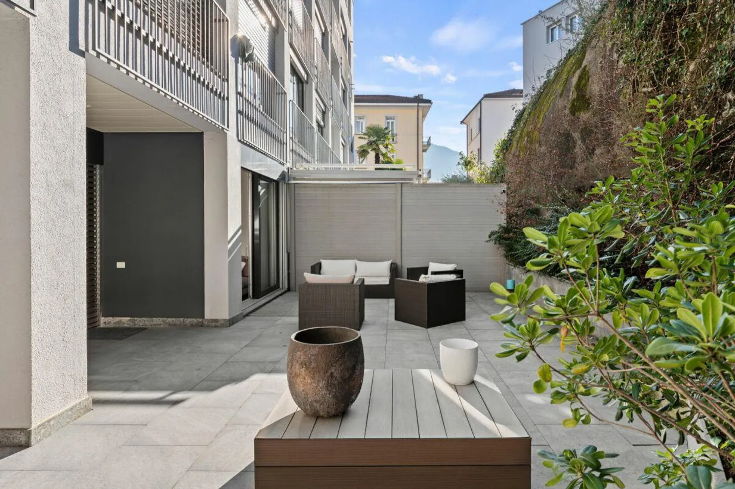 Comfort and Style, Apartment with 60 m² Terrace in the City - Photo 4 of 12