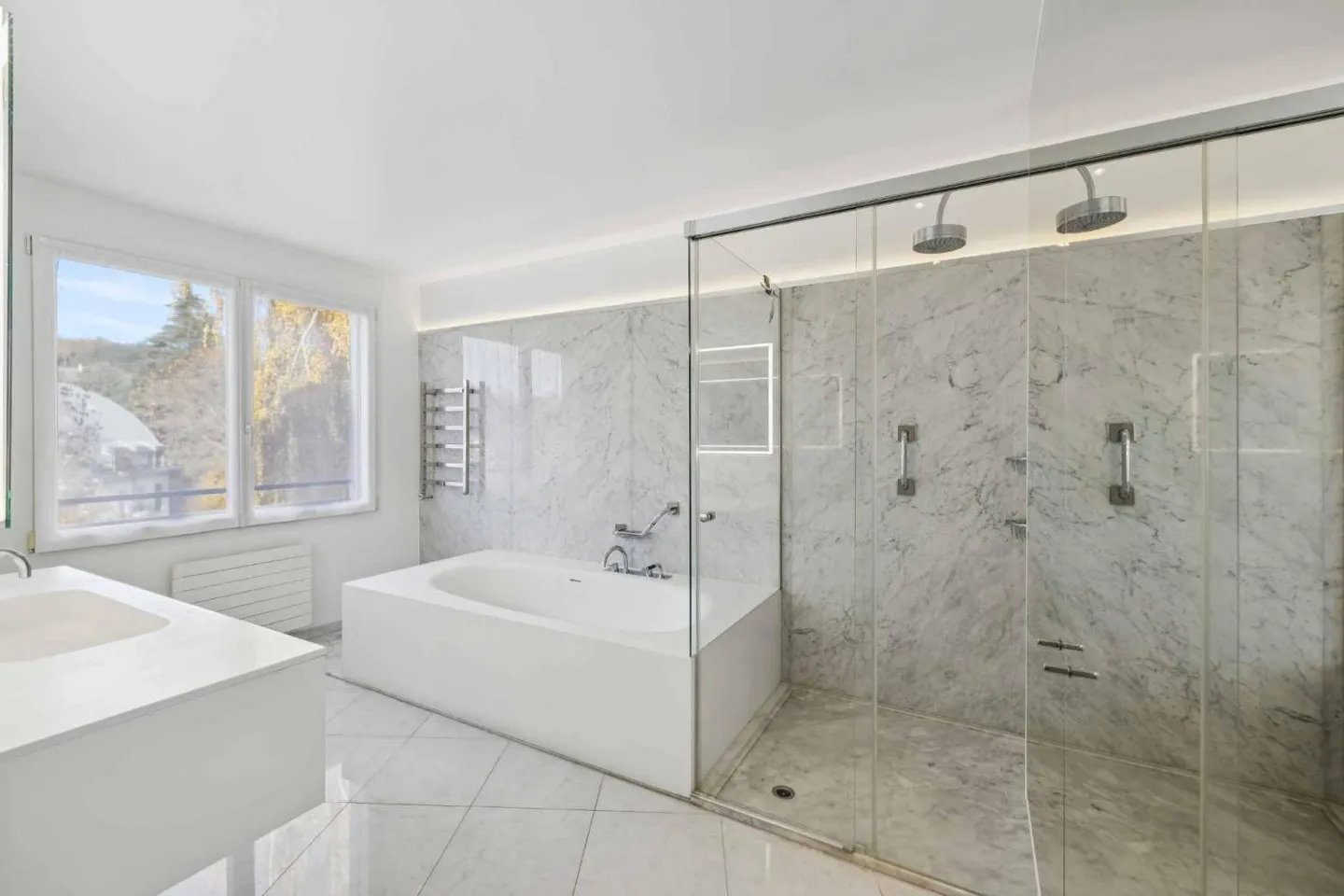 Extraordinary penthouse with breathtaking lake view - Photo 7 of 12