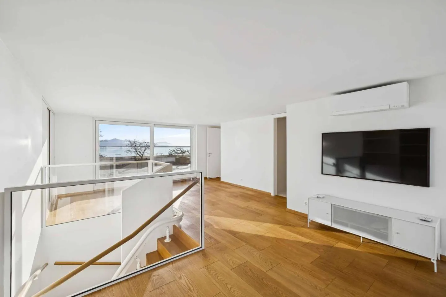 Extraordinary penthouse with breathtaking lake view - Photo 9 of 12