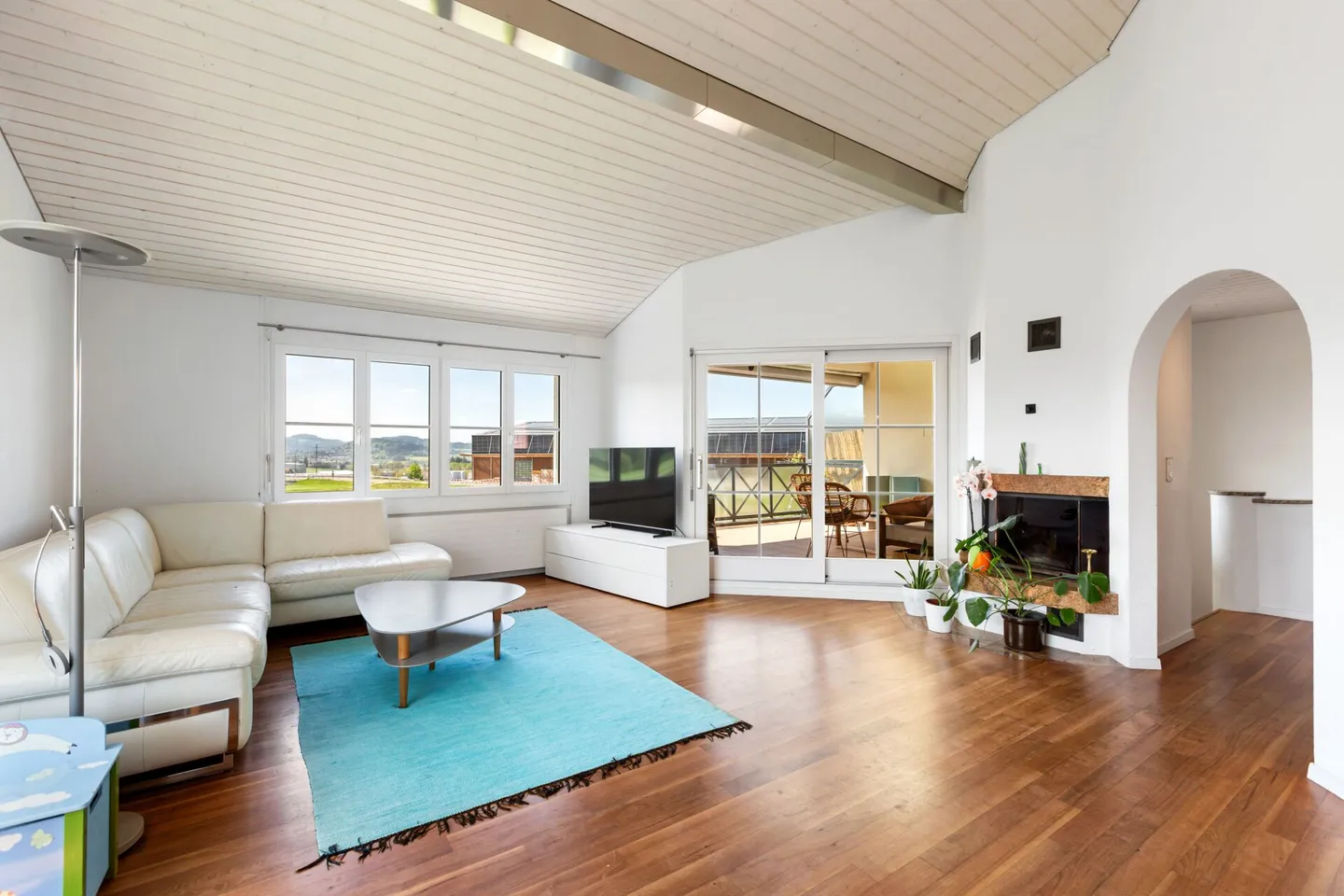 Ideally located, spacious maisonette apartment - Photo 1 of 13