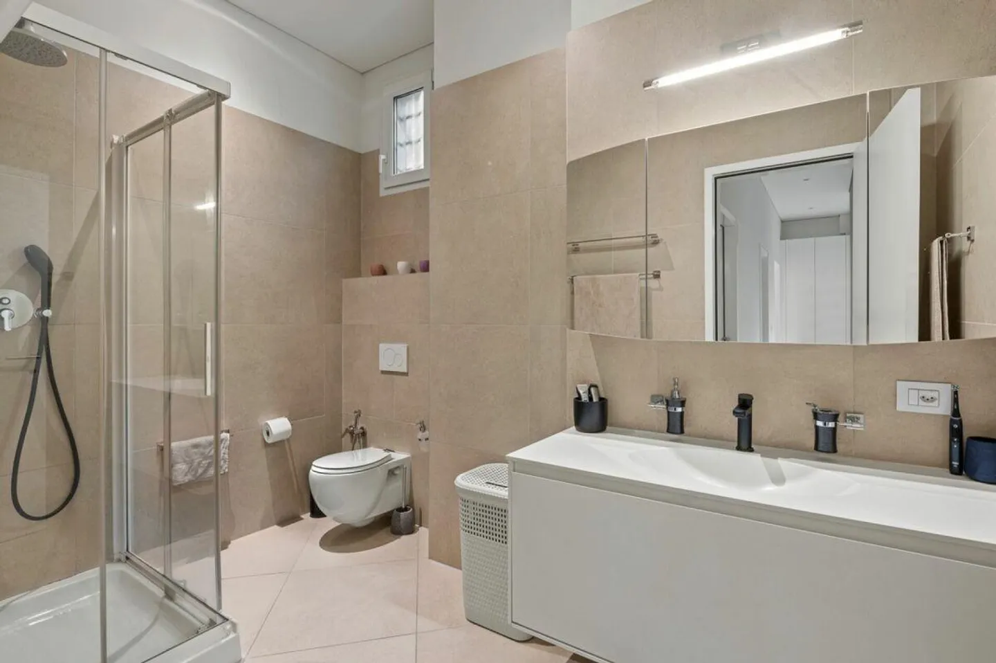 Comfort and Style, Apartment with 60 m² Terrace in the City - Photo 12 of 12