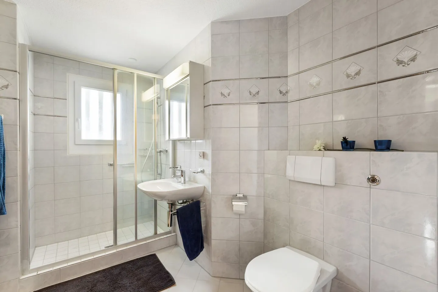 Ideally located, spacious maisonette apartment - Photo 8 of 13
