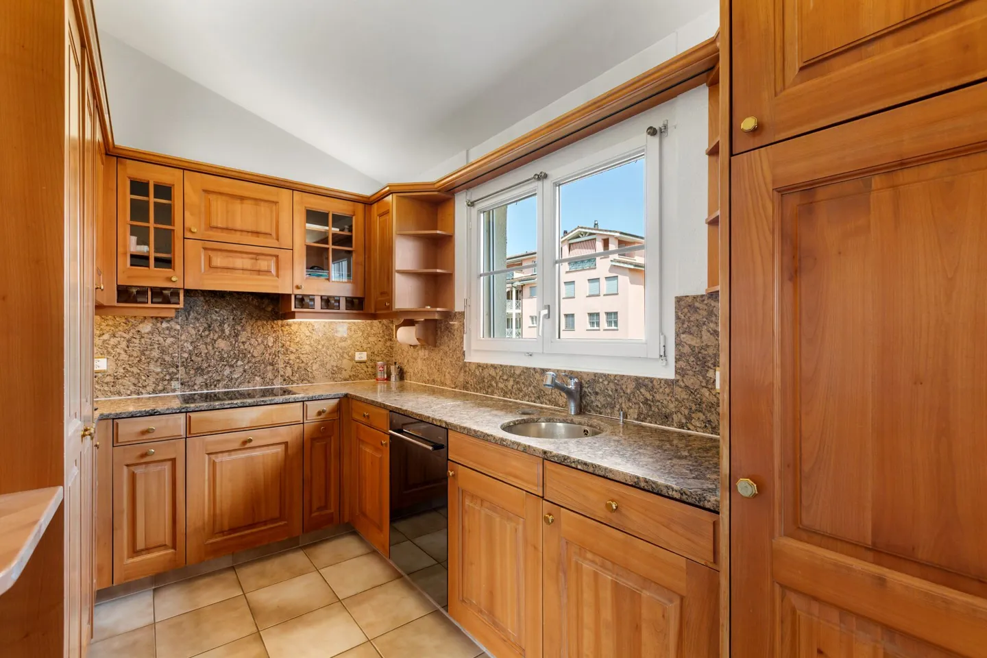 Ideally located, spacious maisonette apartment - Photo 6 of 13
