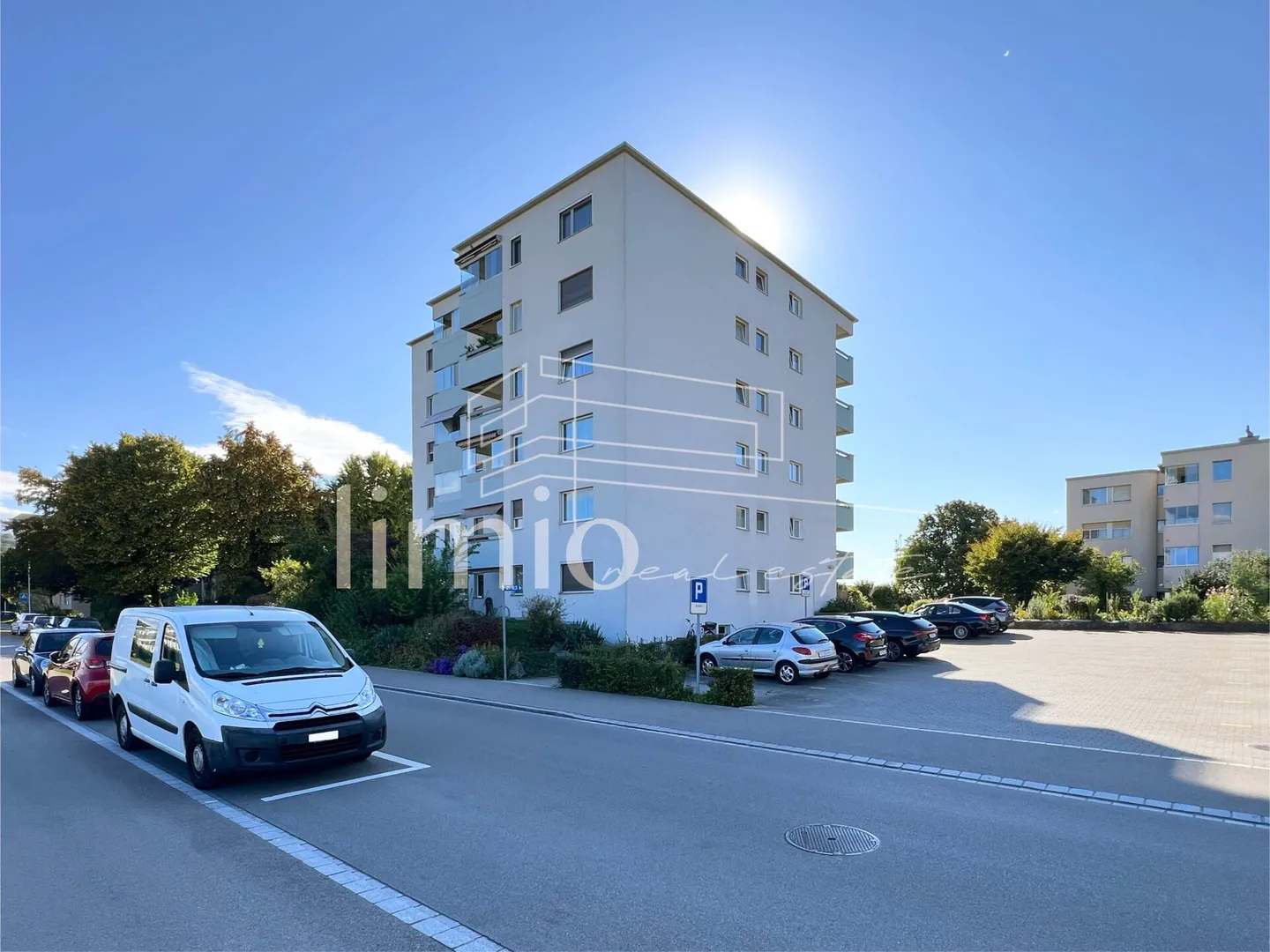 Charming 4.5 Room Apartment in Family-Friendly Neighborhood - Photo 2 of 14