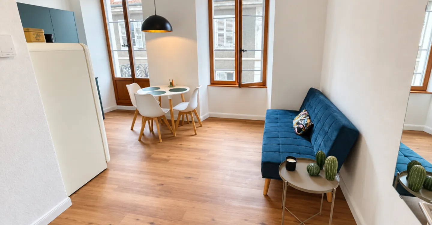 Appartement meublé de 2,5 avec balcon, Wifi et Electricité inclus - Photo 2 of 5