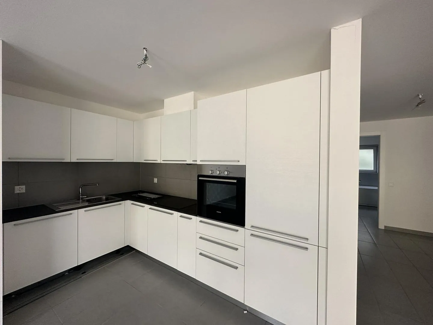 À VENDRE APPARTEMENT LUMINEUX À DEUX PAS DE LA FRONTIÈRE - Photo 3 sur 10