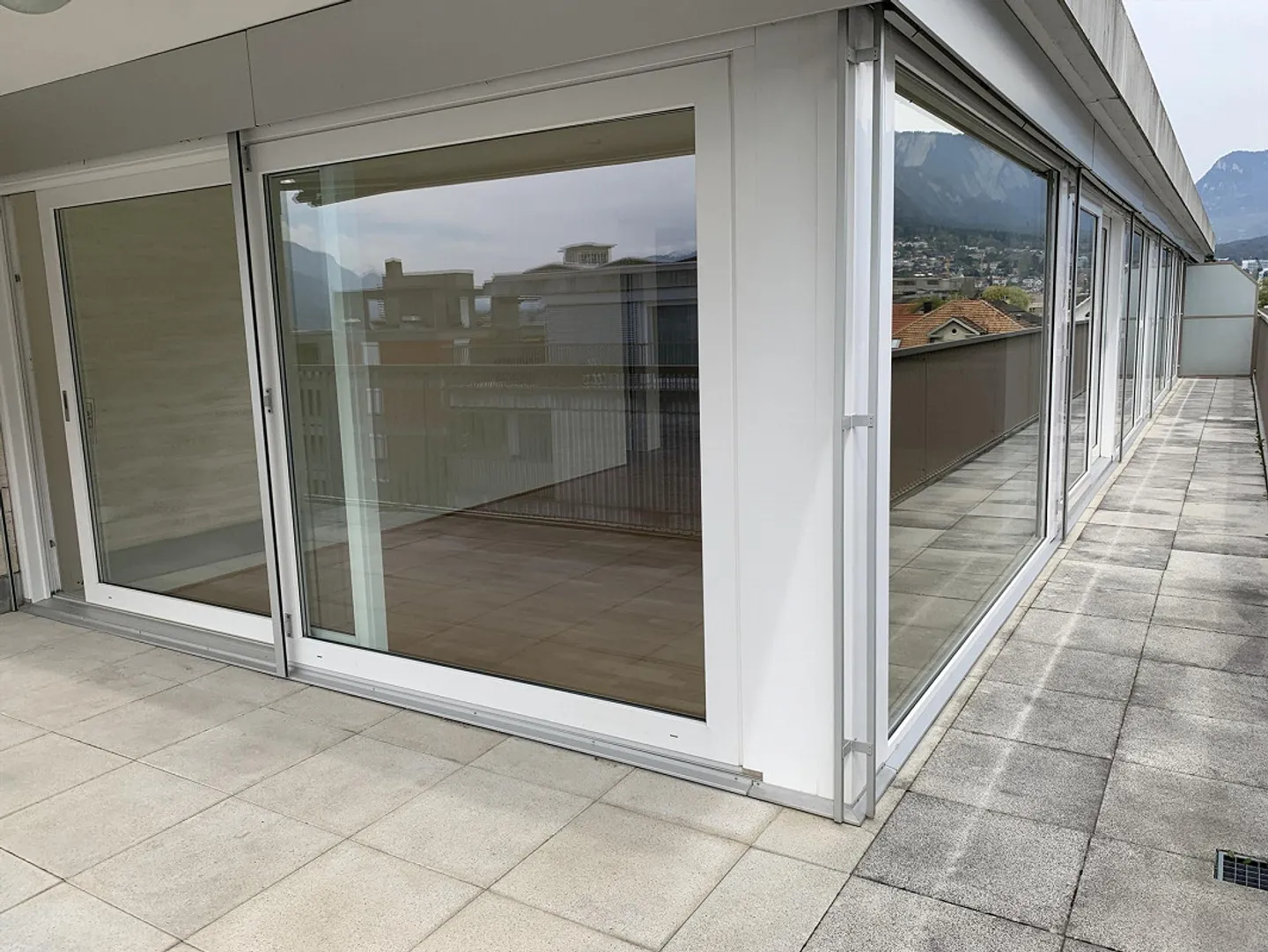 Spacious and bright 4.5-room penthouse apartment - Photo 8 of 12