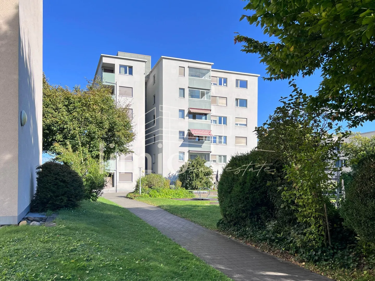 Charming 4.5 Room Apartment in Family-Friendly Neighborhood - Photo 12 of 14