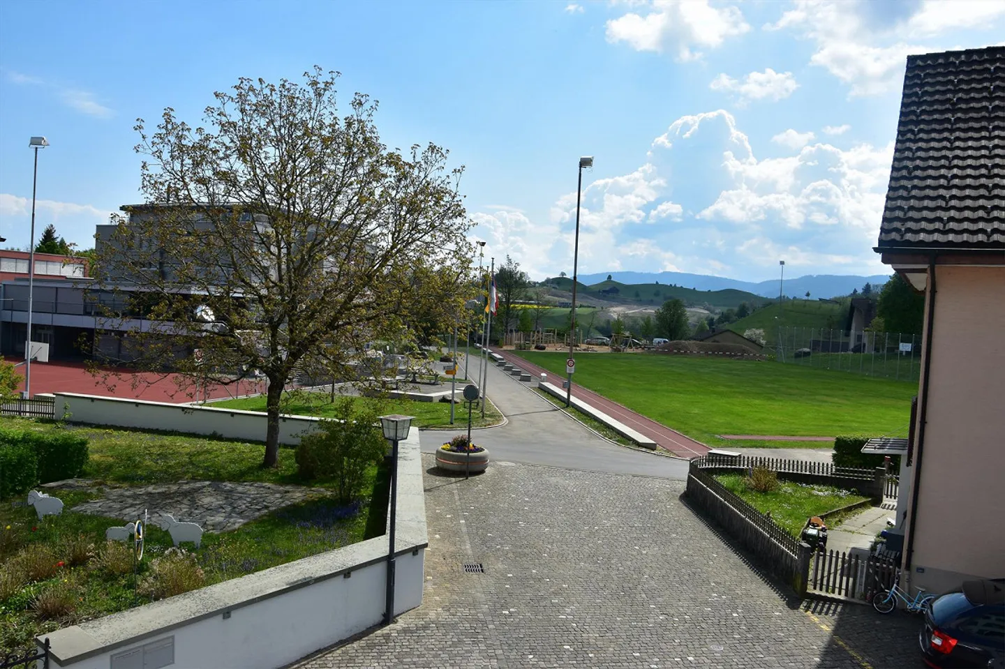 dans le centre du village calme - Photo 1 sur 11