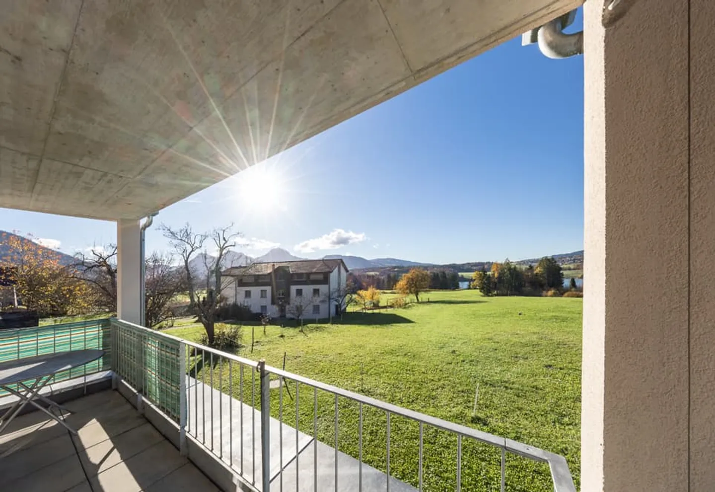 Apartment with unique location: lake view and sunset - Photo 4 of 10