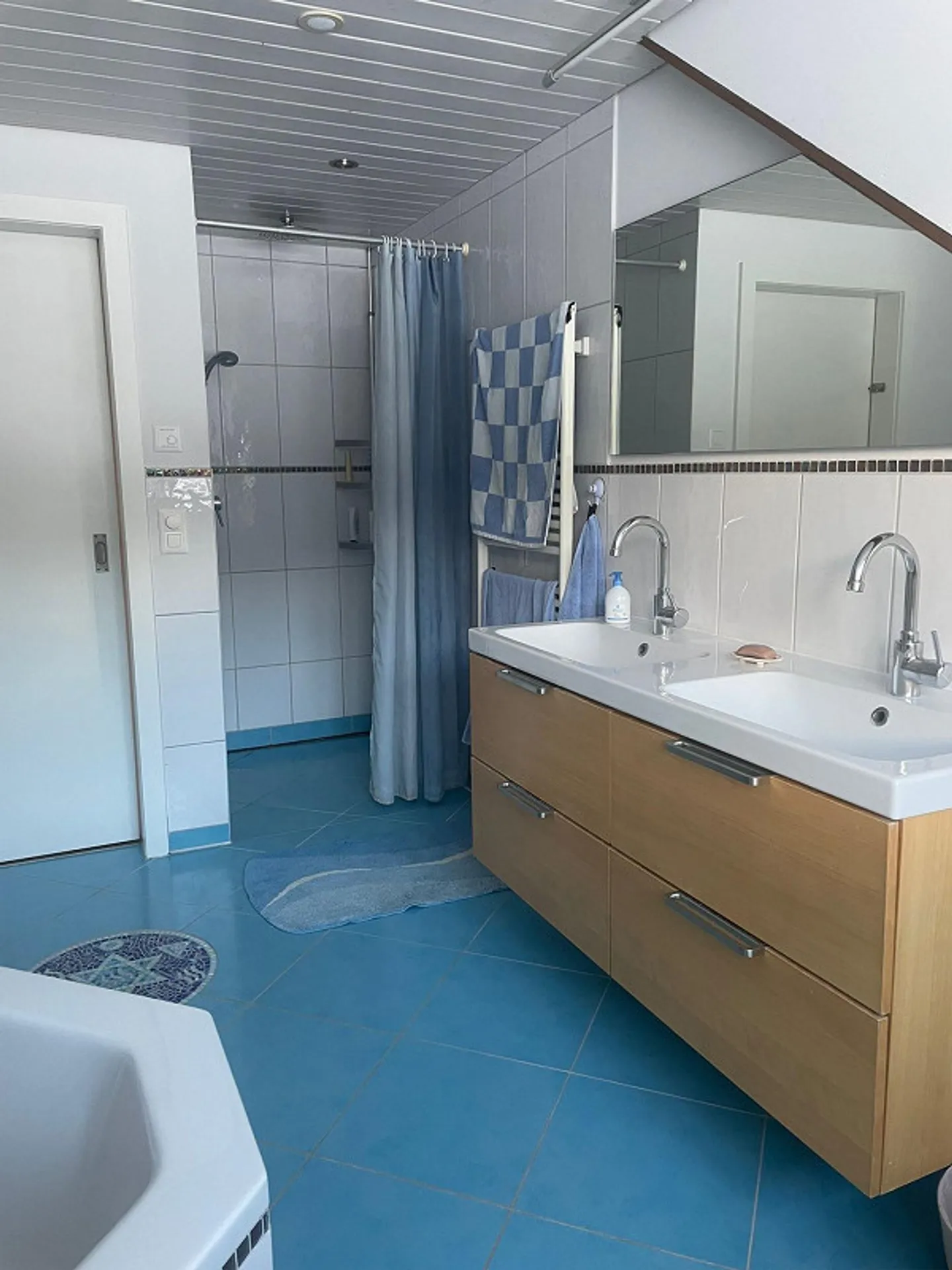 Appartement en duplex lumineux de 5,5 pièces fraîchement rénové dans le meilleur emplacement - Photo 16 sur 29