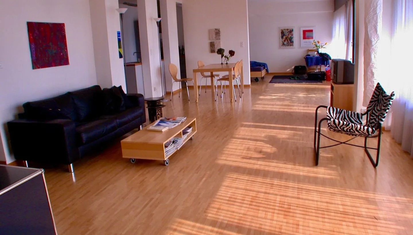 Appartement de style loft au niveau du jardin avec vue fantastique et piscine - Photo 1 sur 9