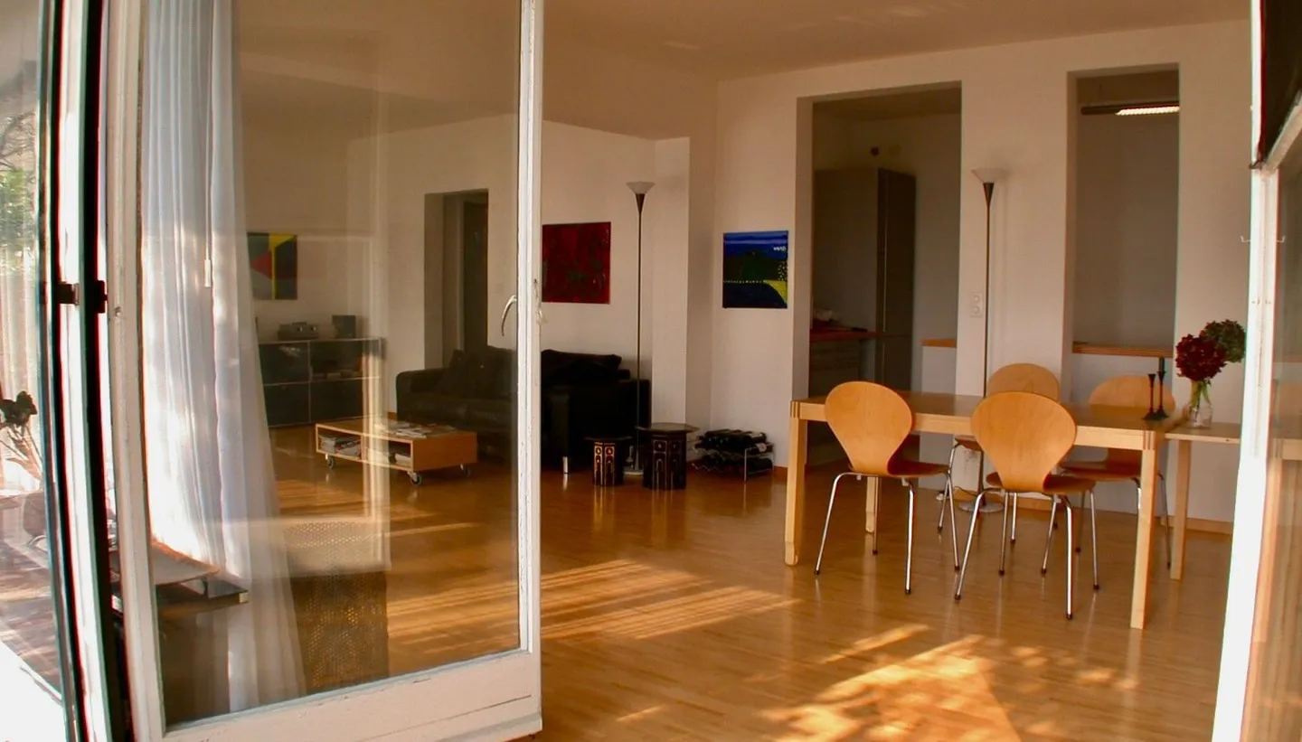 Appartement de style loft au niveau du jardin avec vue fantastique et piscine - Photo 5 sur 9