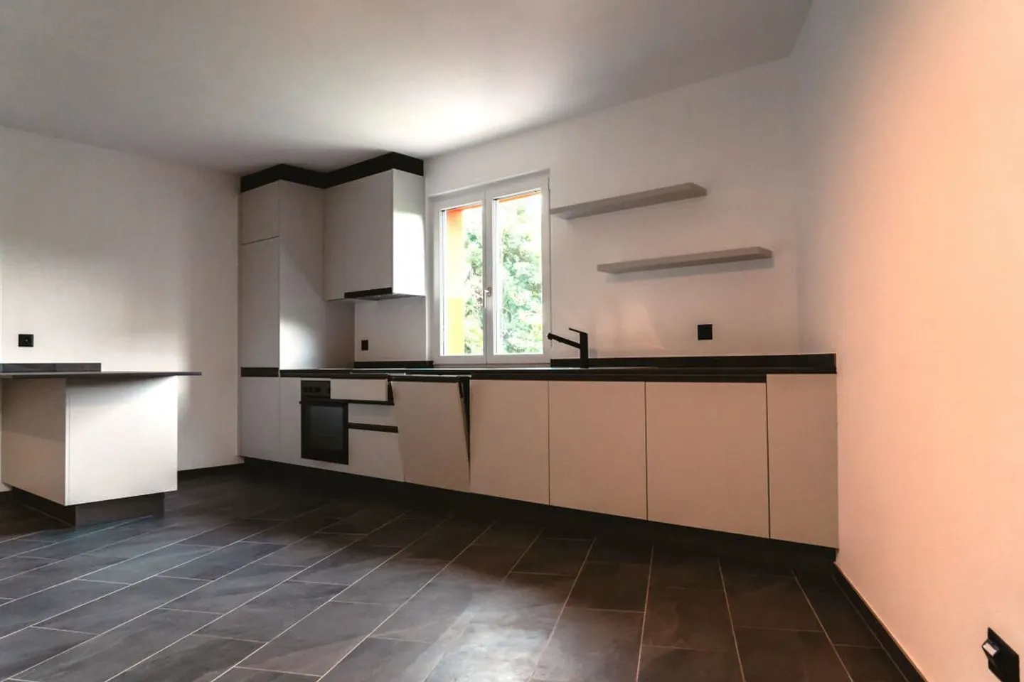 An Oasis of Peace Between Nature and Modern Comfort in Locarno - Photo 9 of 11