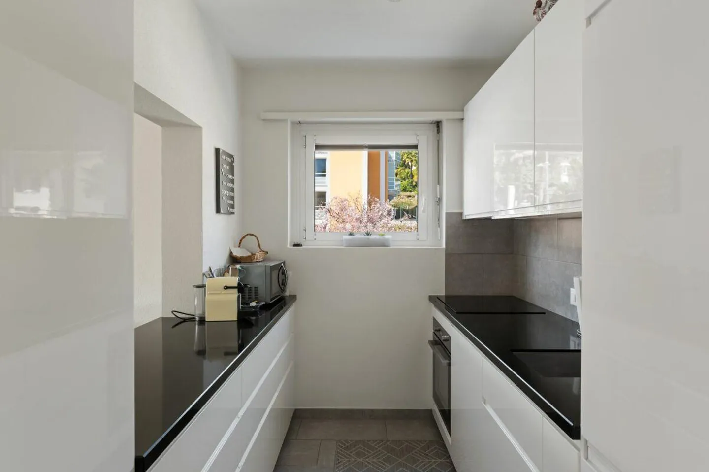 Au cœur d'Ascona, élégant et meublé 3.5 pièces avec piscine - Photo 8 sur 15