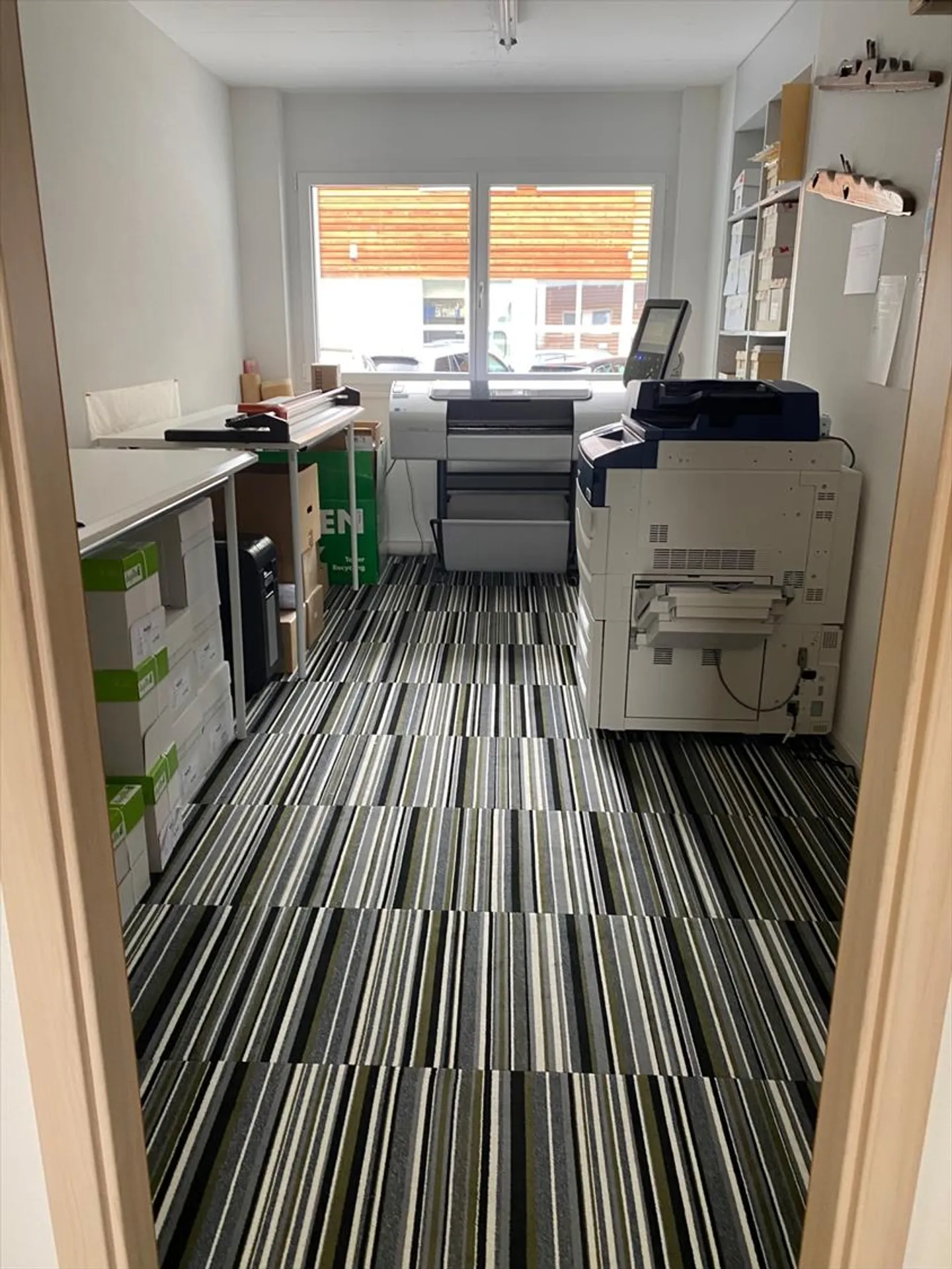 CHAILLY-SUR-MONTREUX - ROUTE DE BRENT 13D - A LARGE FURNISHED OFFICE - Photo 2 of 3