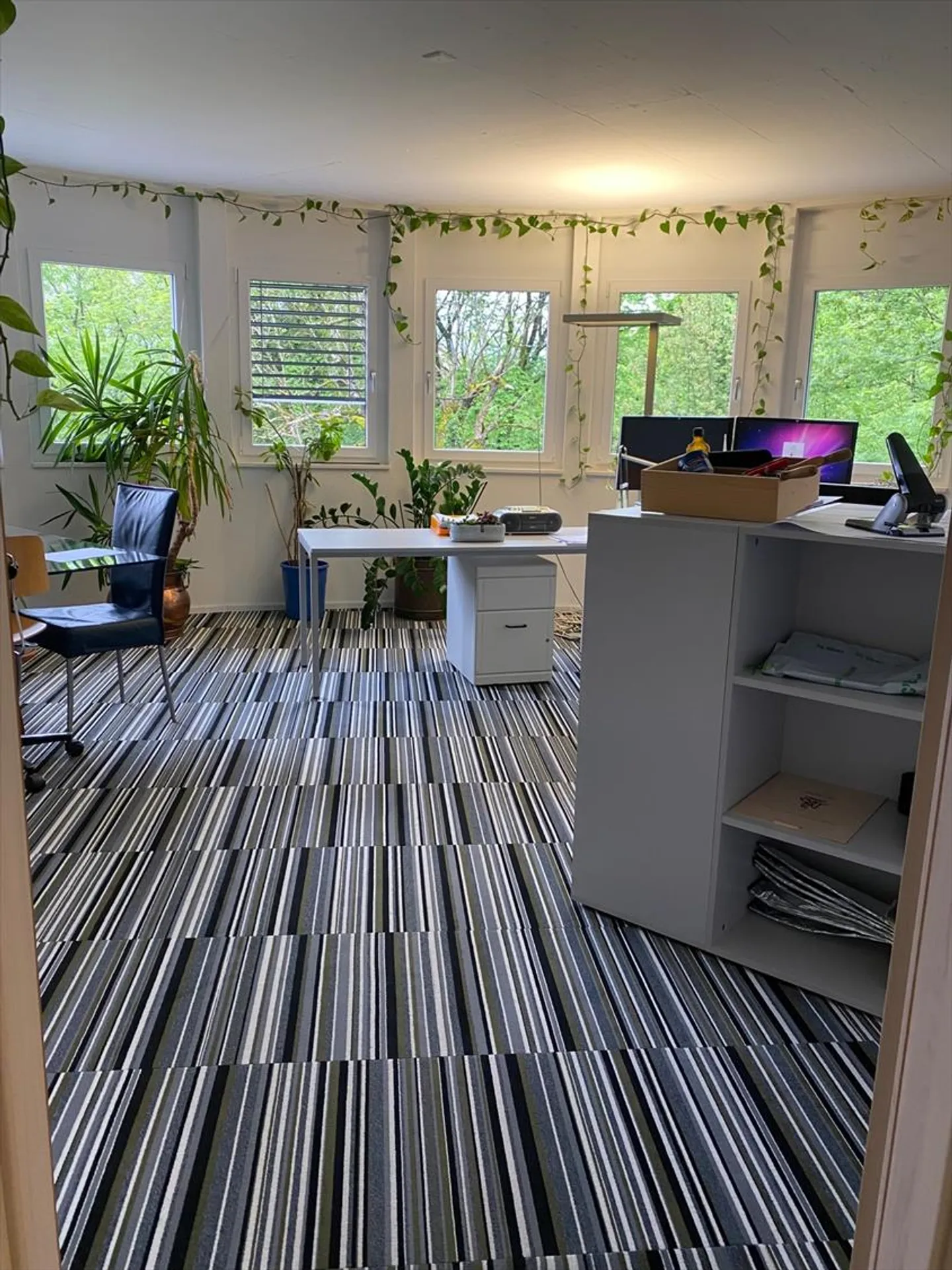 CHAILLY-SUR-MONTREUX - ROUTE DE BRENT 13D - A LARGE FURNISHED OFFICE - Photo 1 of 3