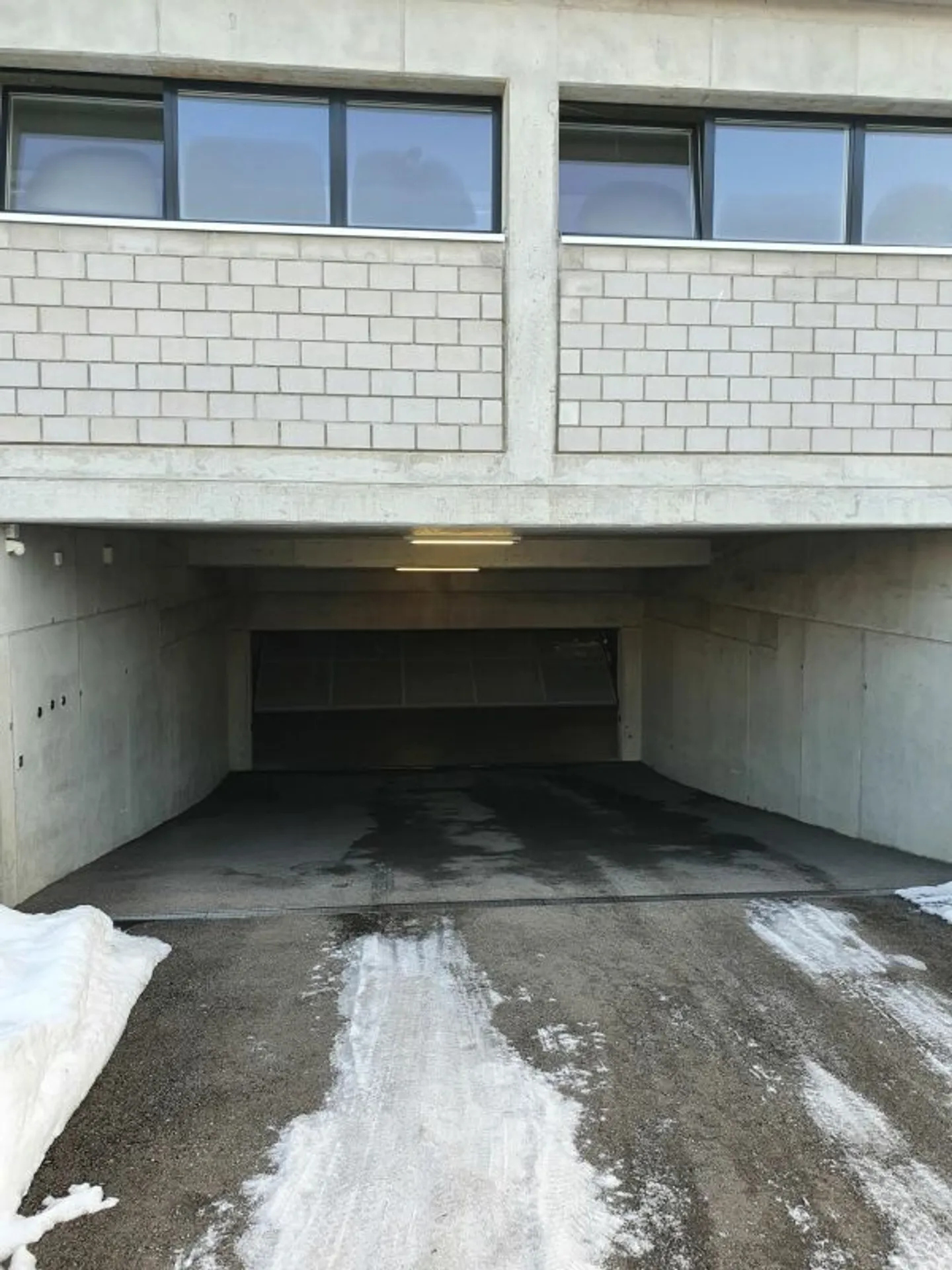 Espace de stationnement pour moto - Photo 2 sur 3