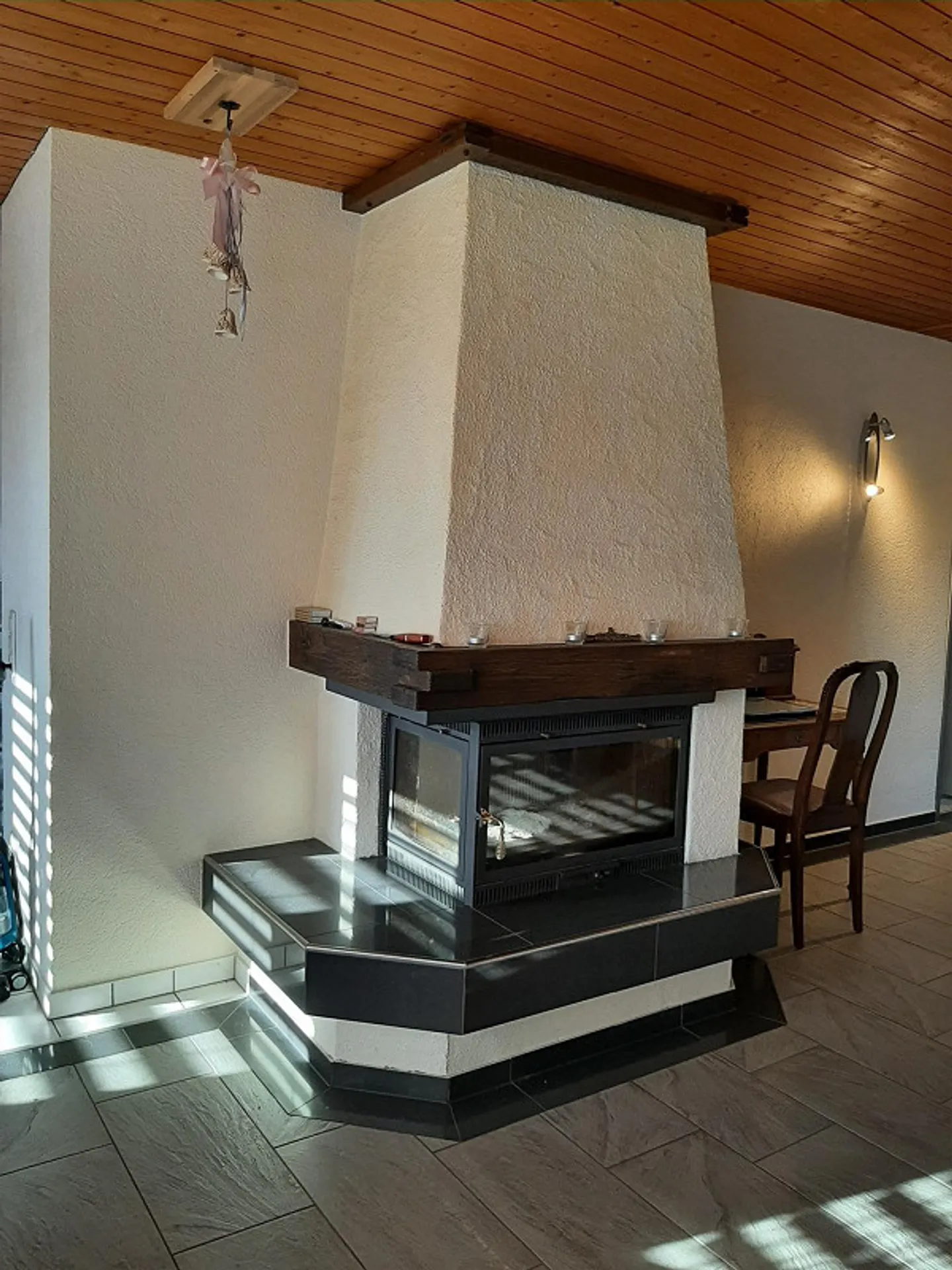 4.5-room attic apartment with parking spaces, fireplace, terrace & attic - Photo 4 of 14