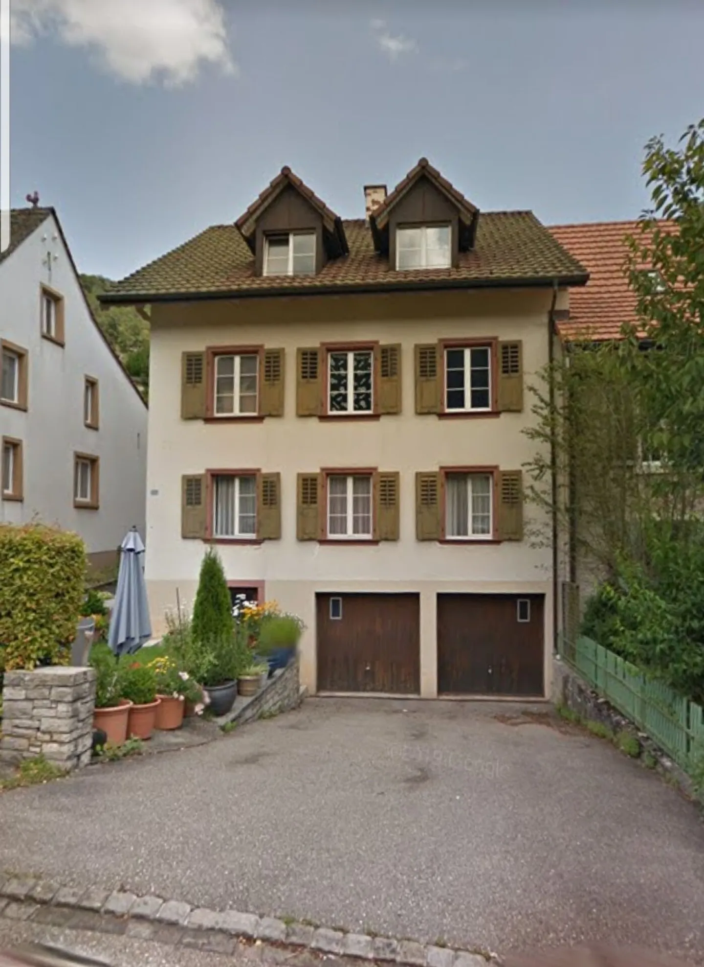 Proprietà redditizia, edificio multifamiliare ben tenuto con 3 appartamenti - Foto 1 di 16