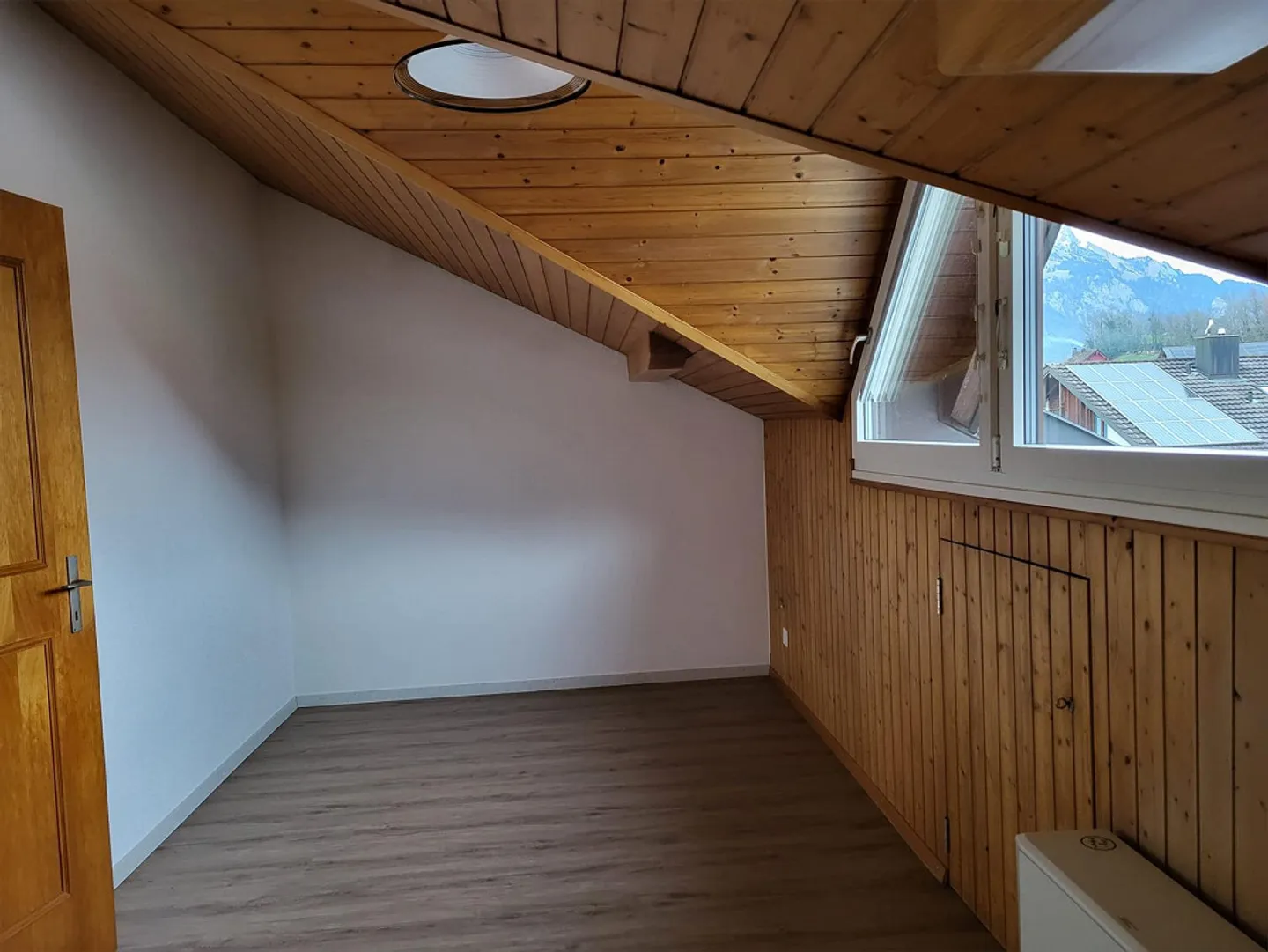 Appartamento mansardato con 2 camere, situato in una zona tranquilla, con vista sulle montagne a Kerns - Foto 1 di 5