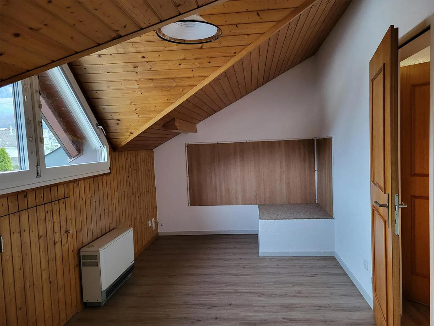 Appartamento mansardato con 2 camere, situato in una zona tranquilla, con vista sulle montagne a Kerns - Foto 2 di 5