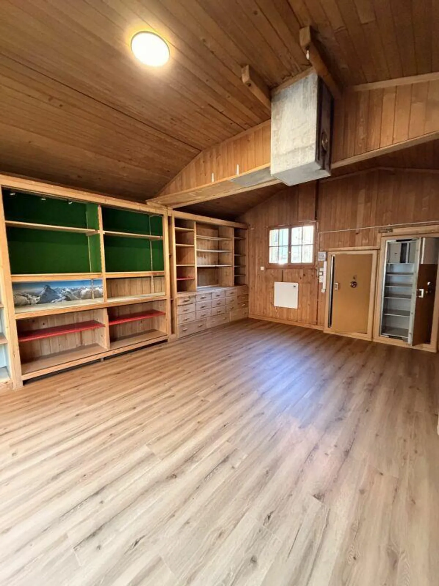 Espace d'exposition ou de stockage polyvalent au centre de Sarnen ! - Photo 2 sur 4