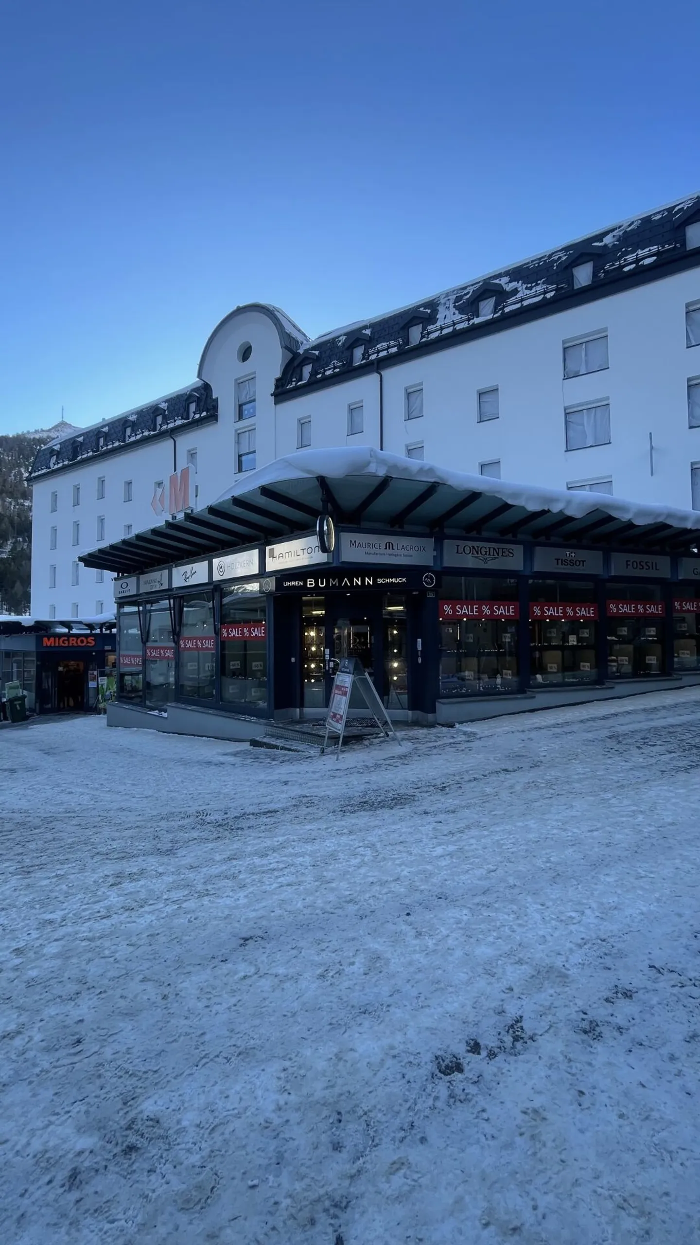 Negozio di vendita nel cuore di Saas-Fee vicino a Du Glacier e Migros - Foto 1 di 9