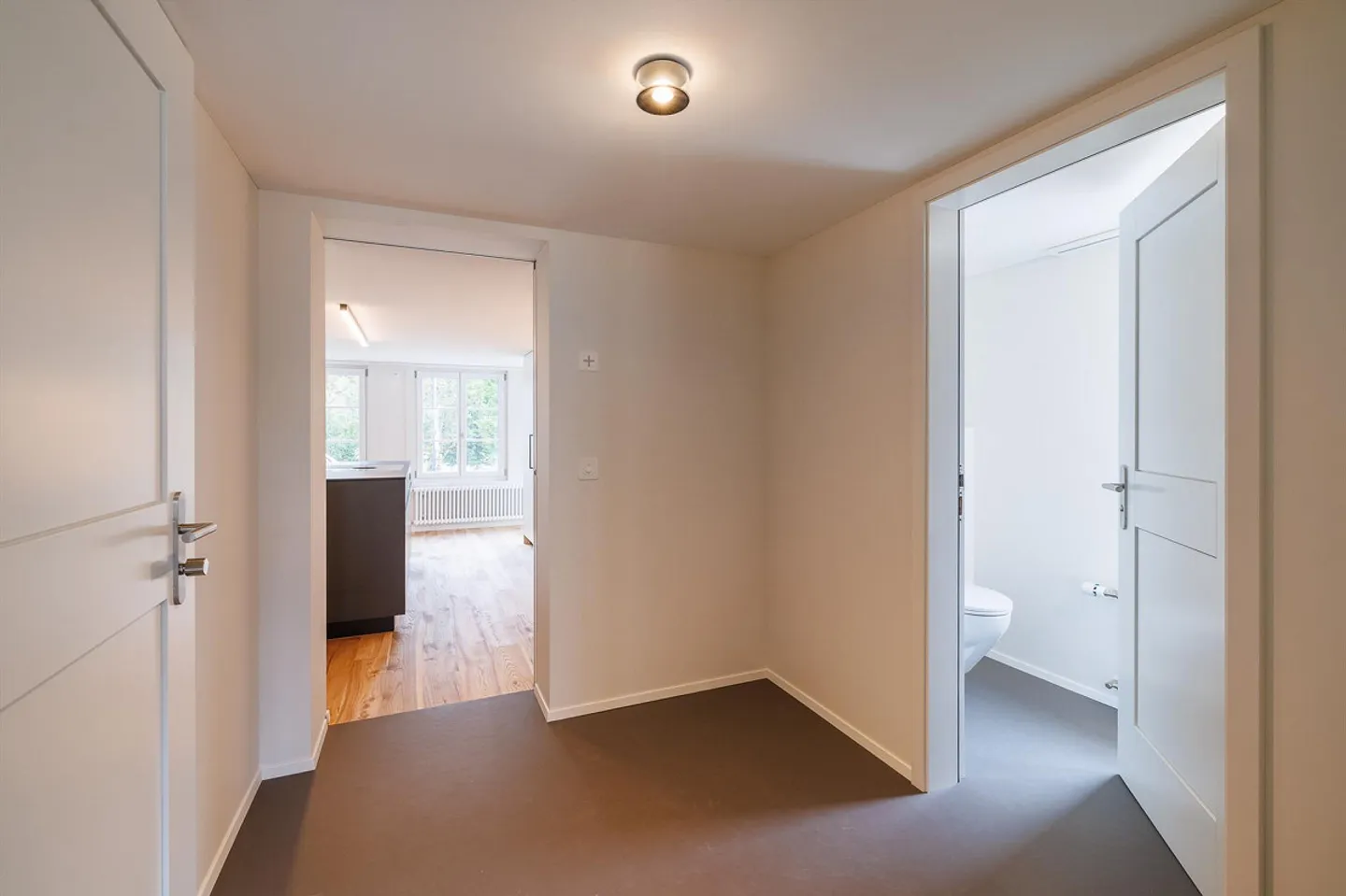 Charmante appartement de 4,5 pièces dans un bâtiment historique - Photo 2 sur 7