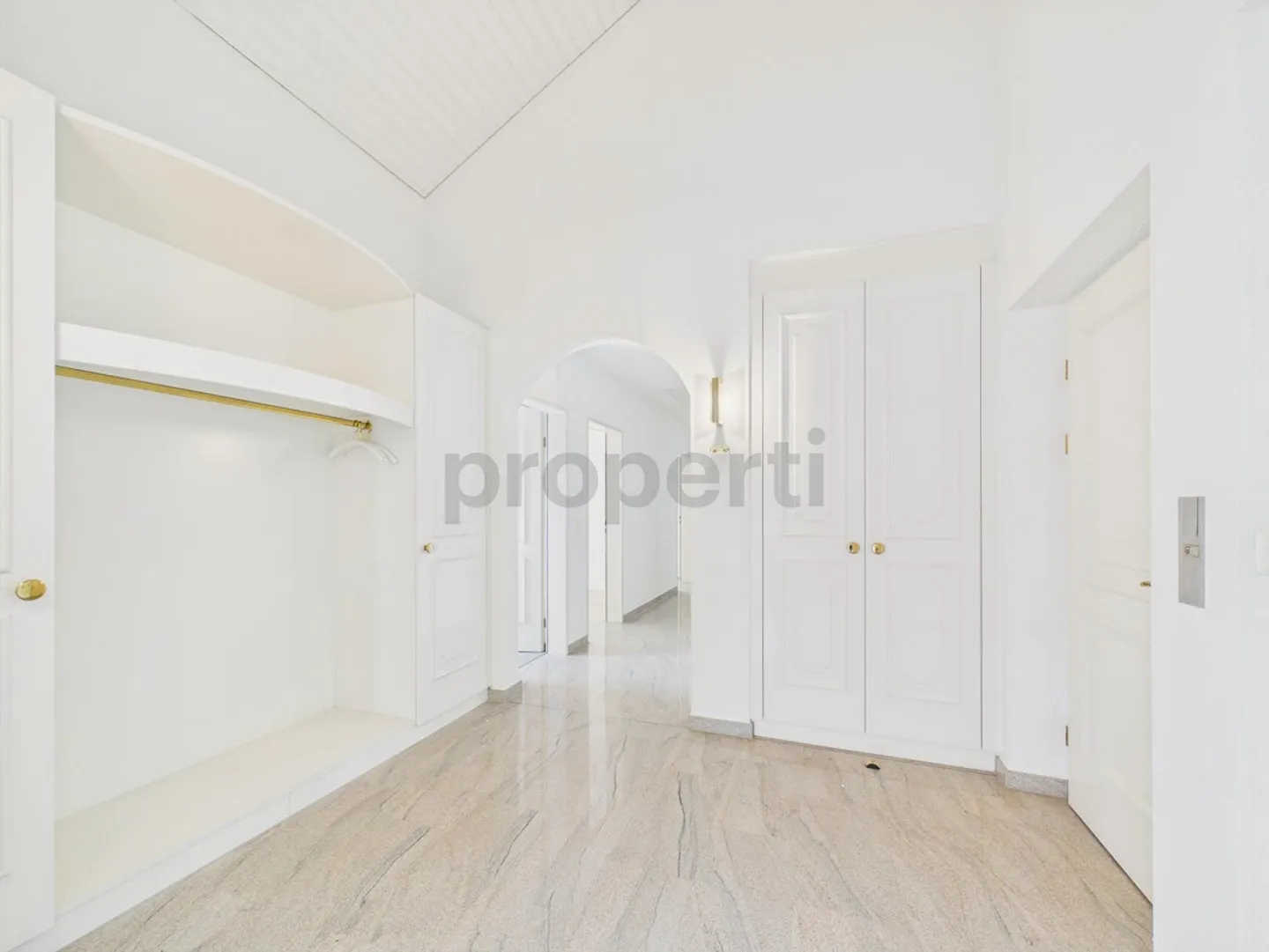 Spacious 6.5-Room Apartment - Photo 6 of 15