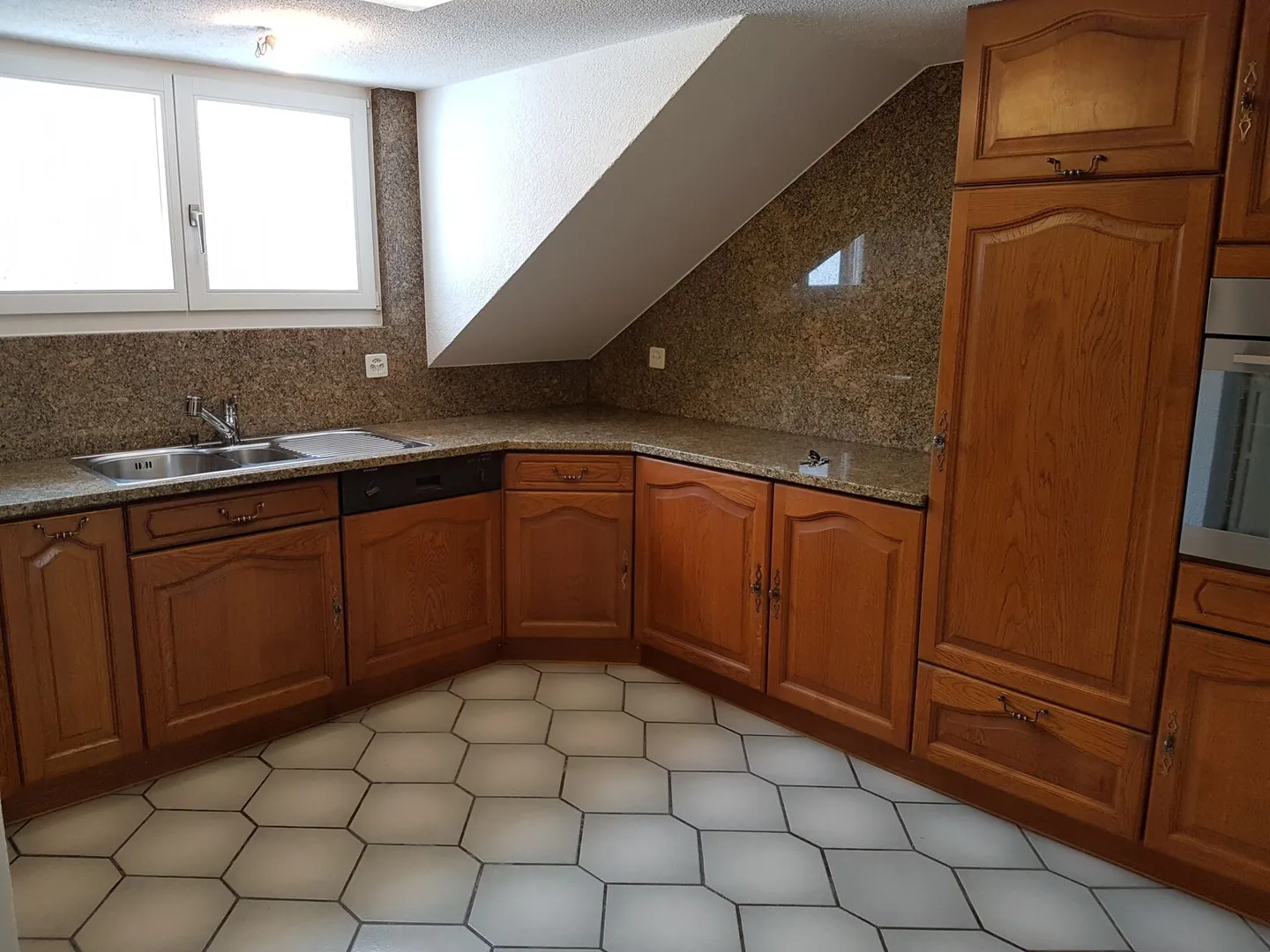 Proprietà redditizia, edificio multifamiliare ben tenuto con 3 appartamenti - Foto 8 di 16