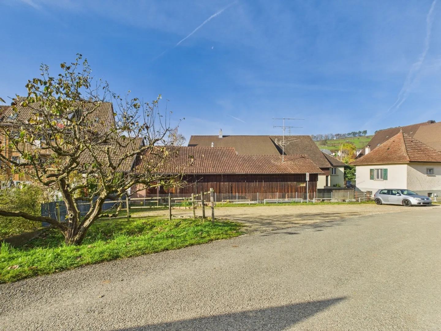 Mehrfamilien-/Bauernhaus auf grosser Parzelle im oberen Fricktal mit viel Potenzial - Foto 2 von 6