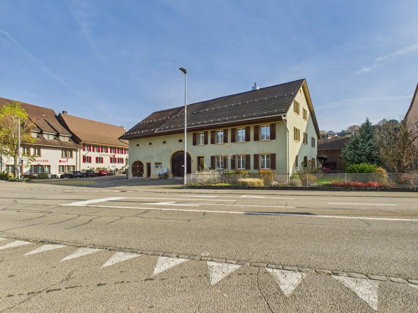 Mehrfamilien-/Bauernhaus auf grosser Parzelle im oberen Fricktal mit viel Potenzial - Foto 1 von 6