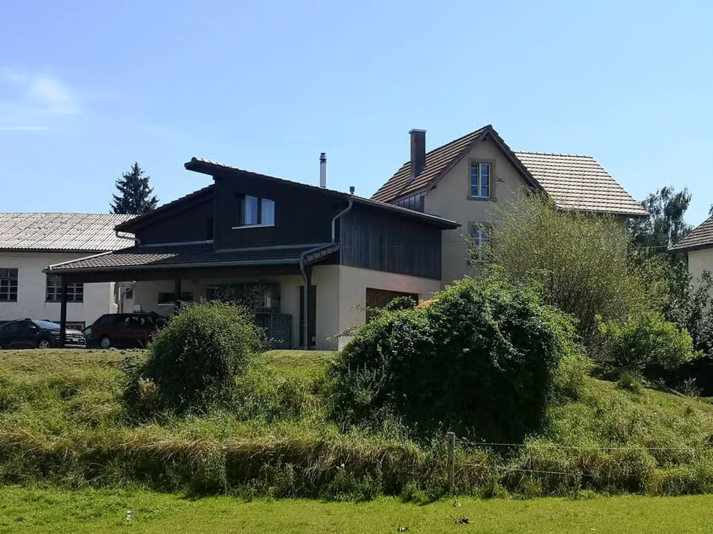 Grande maison familiale à Lajoux - Photo 1 sur 13