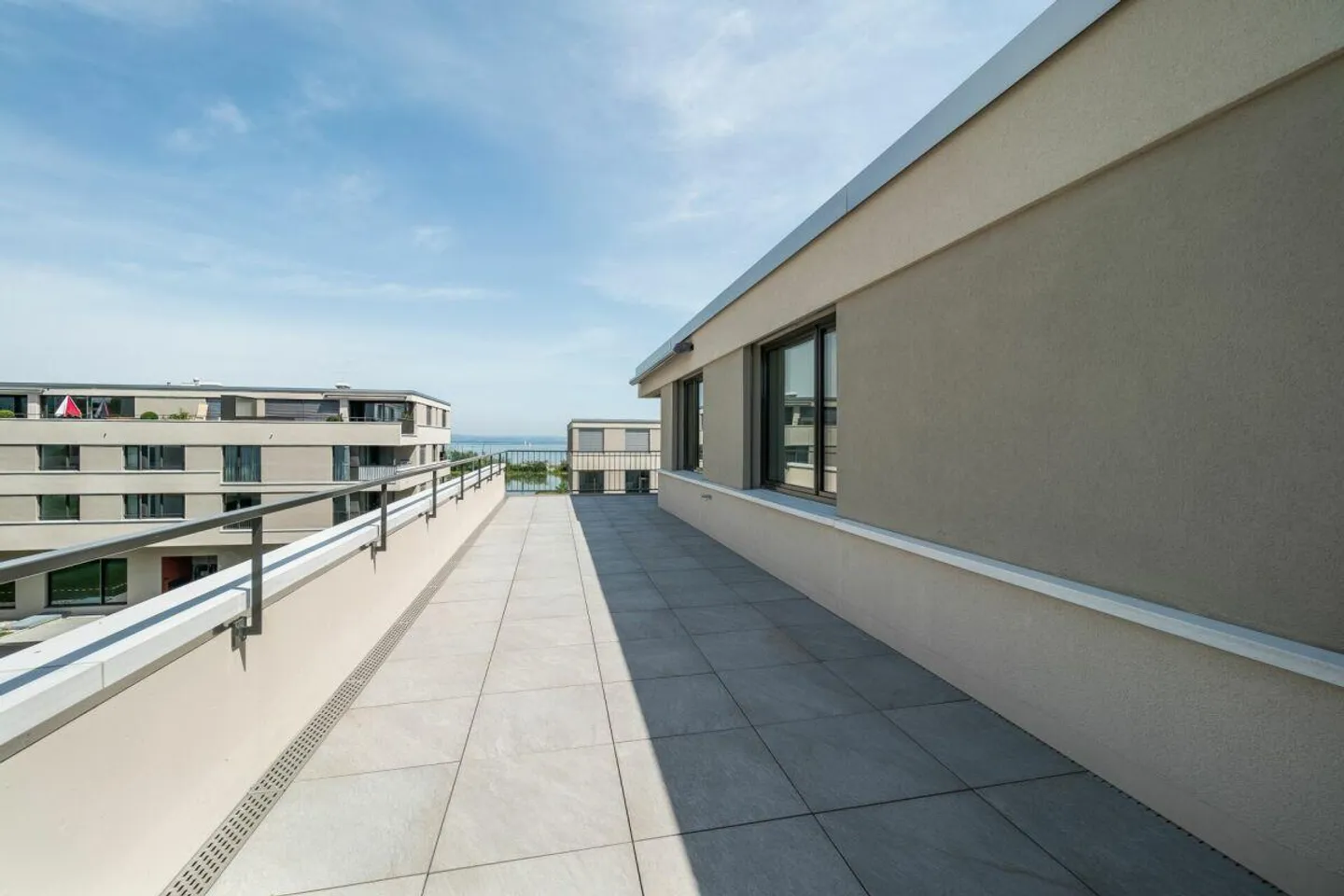Moderno appartamento attico di 3,5 stanze al lago - Foto 11 di 12