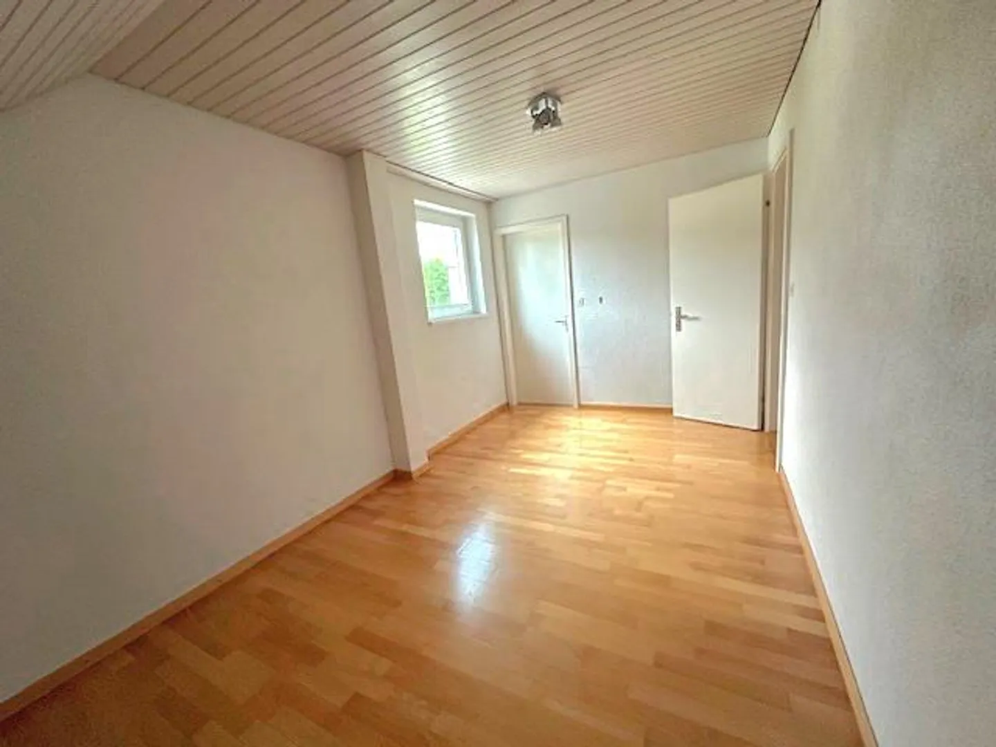 3.5 Room Attic Apartment in Central Location in Abtwil - Photo 5 of 10