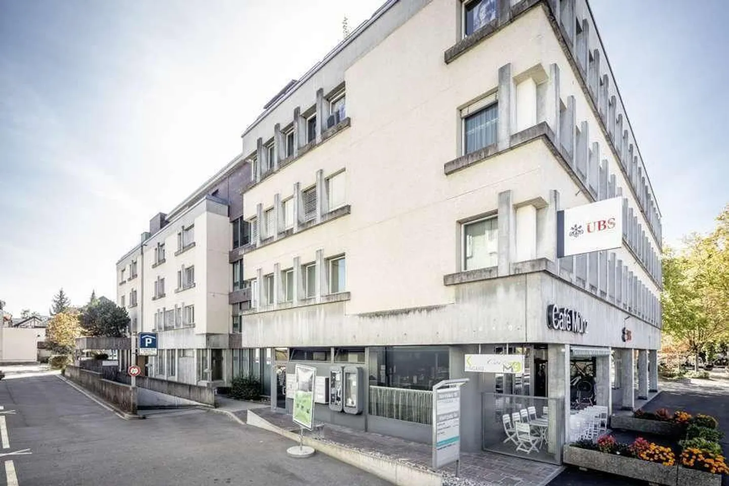 Place de parking dans un emplacement central à Lyss - Photo 1 sur 1