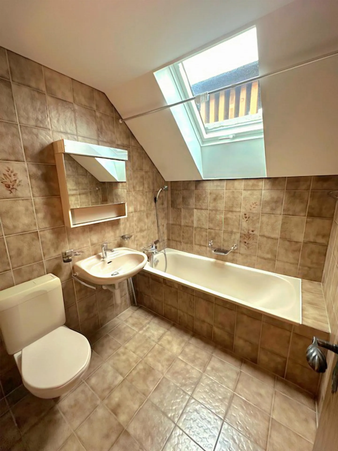 3.5 Room Attic Apartment in Central Location in Abtwil - Photo 7 of 10