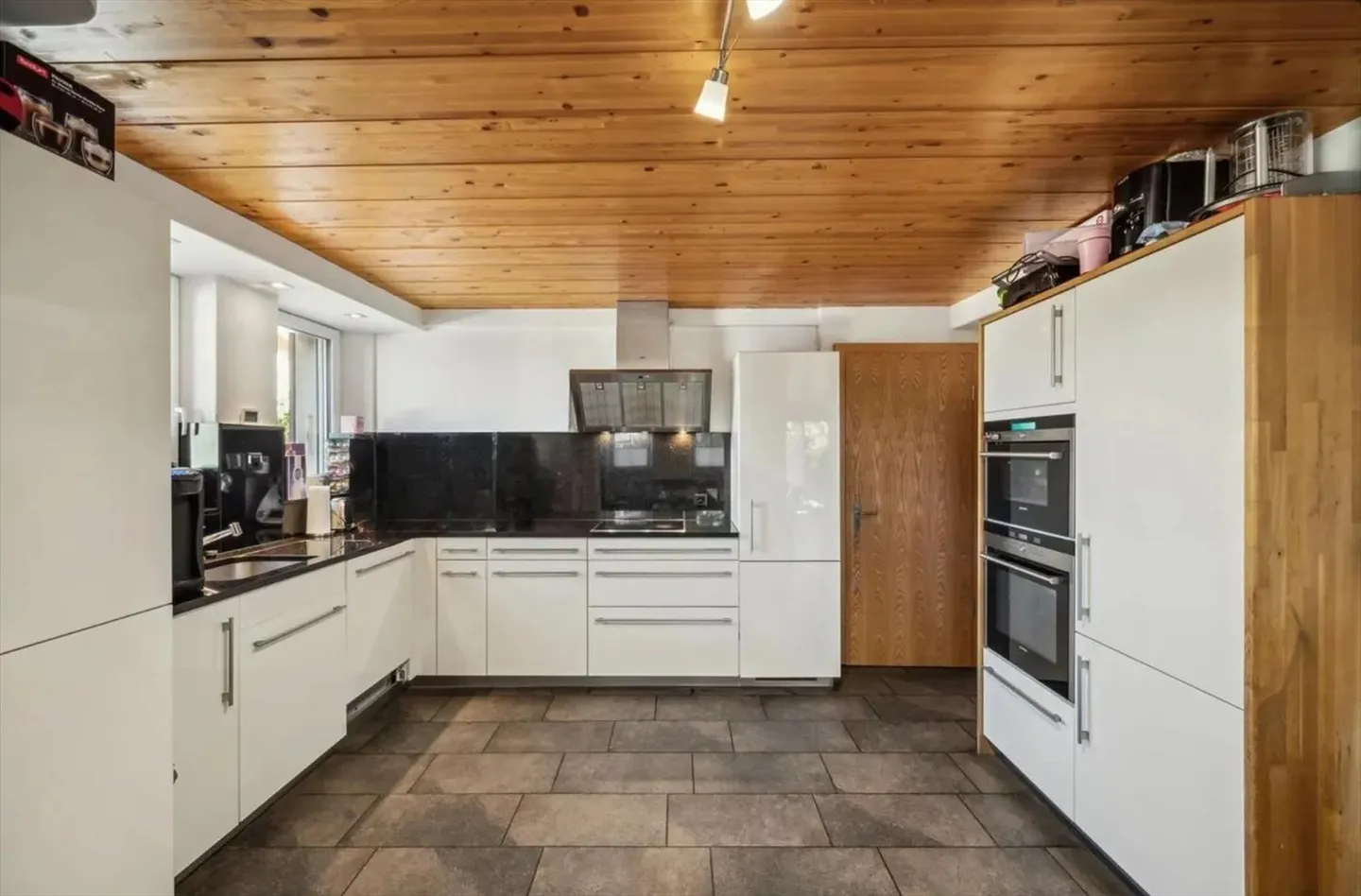 Charming house located just 5 minutes from Yverdon - Photo 4 of 8