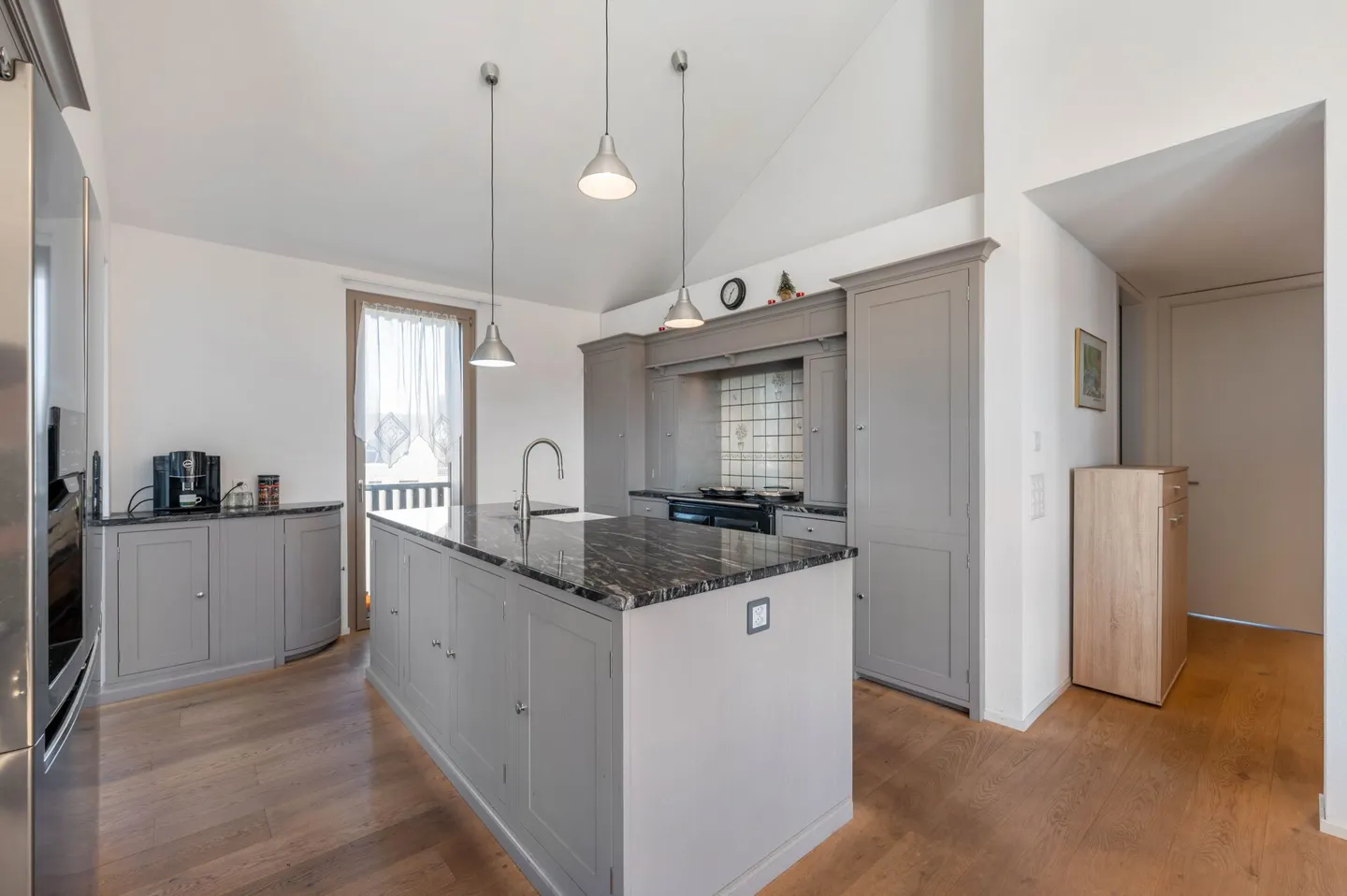MODERN 5.5-ROOM PENTHOUSE | SUNNY | VIEW - Photo 2 of 9