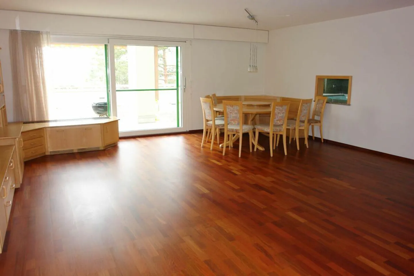 Grosszügige Wohnung mit Terrasse - Foto 1 von 11