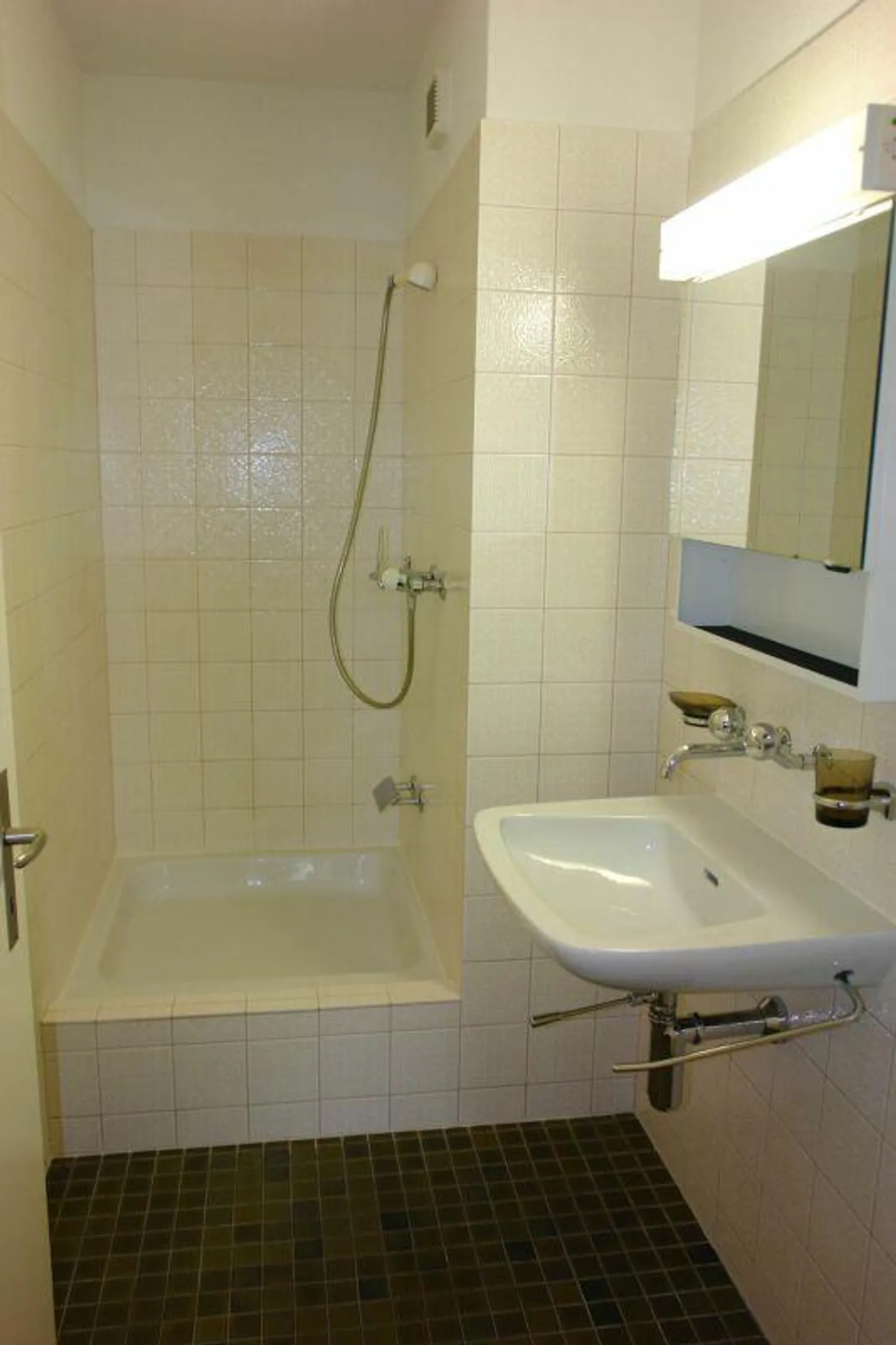 Grosszügige Wohnung mit Terrasse - Foto 7 von 11