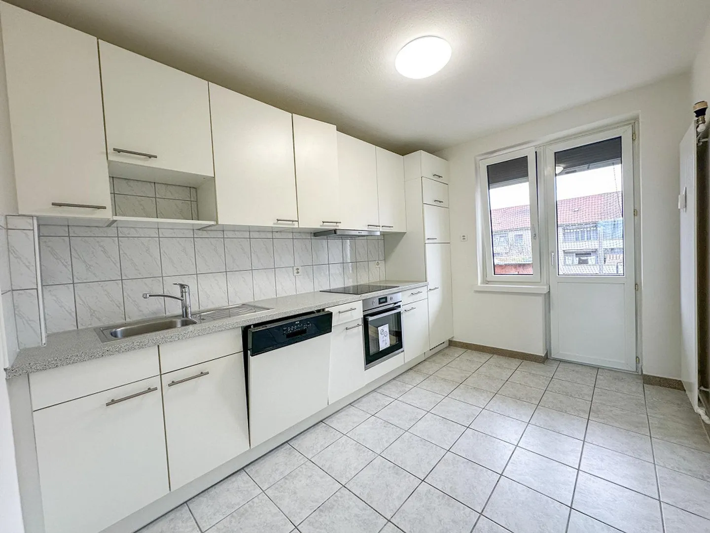 Appartement penthouse lumineux de 3 pièces avec balcon près de Wasgenring à louer - Photo 1 sur 9
