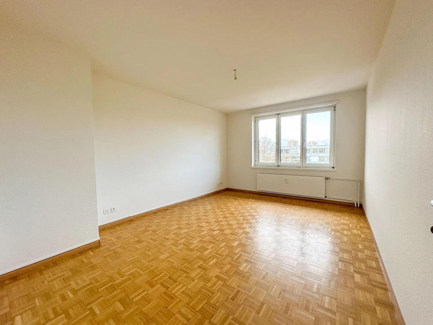 Appartement penthouse lumineux de 3 pièces avec balcon près de Wasgenring à louer - Photo 2 sur 9