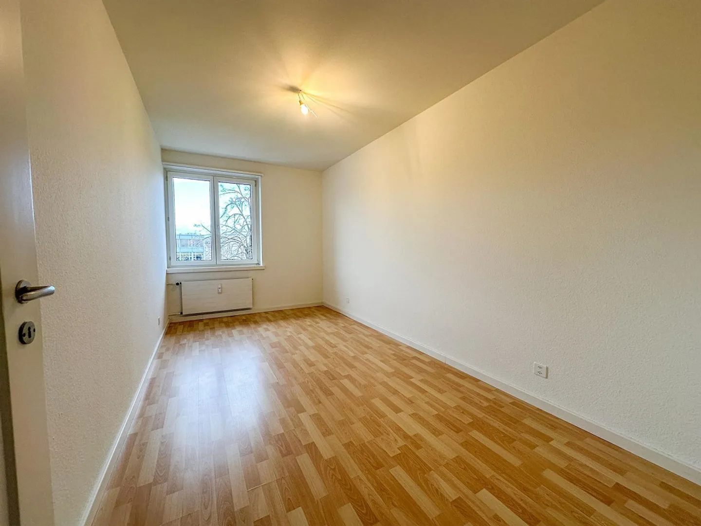 Appartement penthouse lumineux de 3 pièces avec balcon près de Wasgenring à louer - Photo 4 sur 9